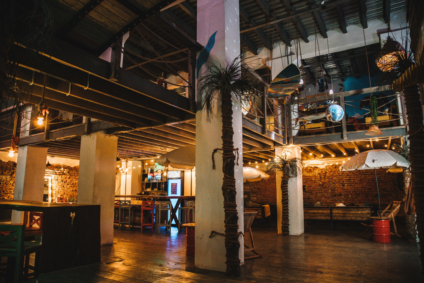 Фотография 2 площадки Hawaii House на Бауманской: двухуровневый лофт с верандой, 390 м²