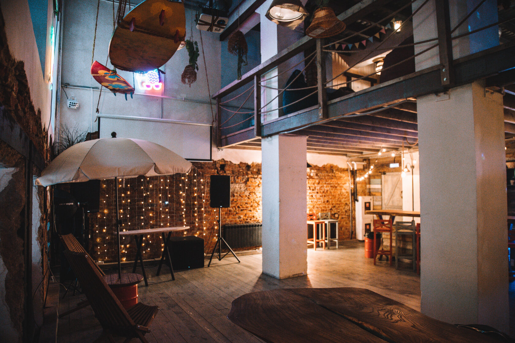 Фотография 18 площадки Hawaii House на Бауманской: двухуровневый лофт с верандой, 390 м²