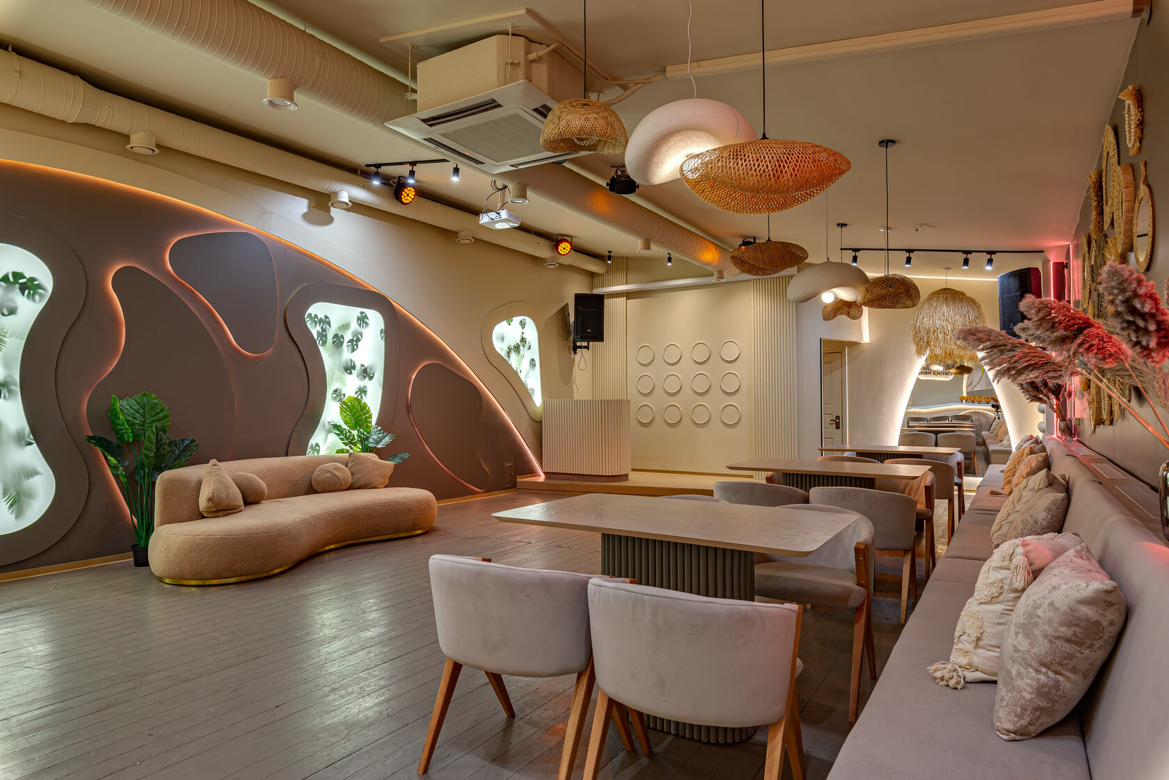 Фотография 1 площадки МАЙ «Август» на Курской: зал 110 м² в стиле ваби‑саби