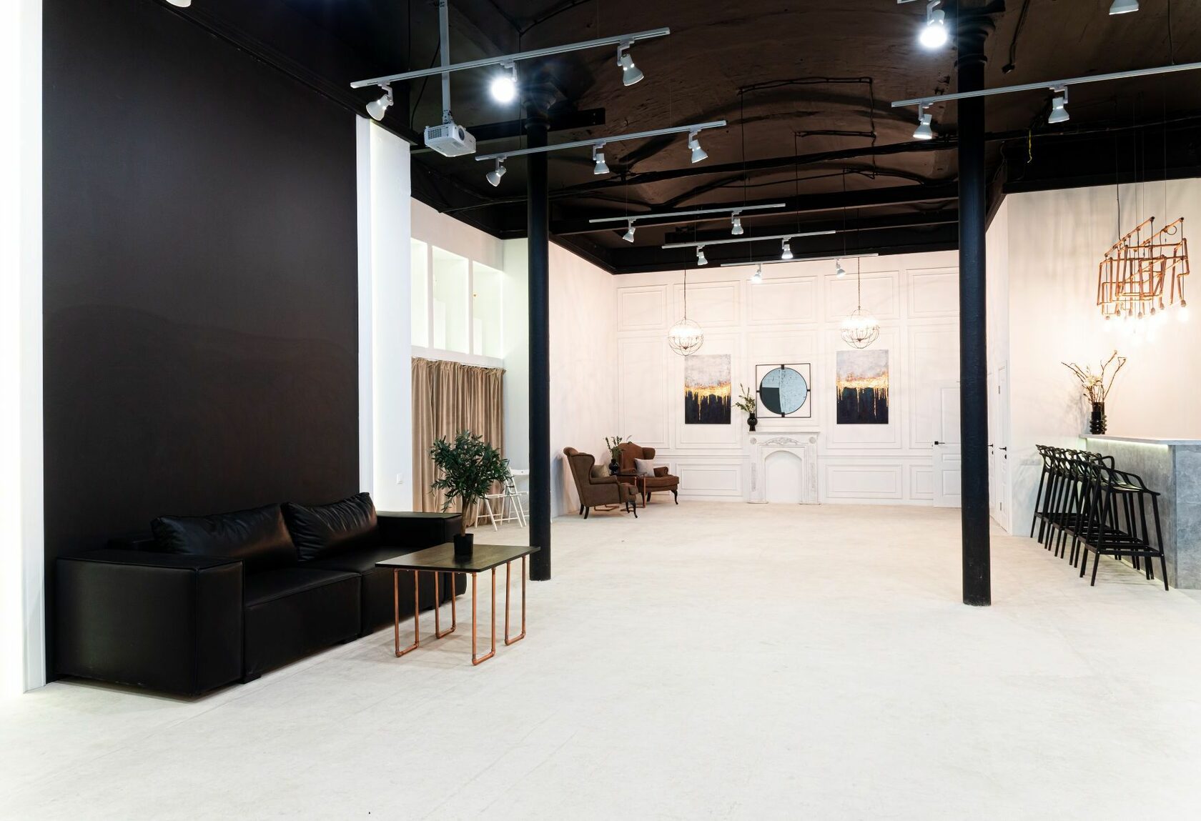 Фотография 1 площадки CLASSIC Loft на Тульской: зал с верандой 140 м²