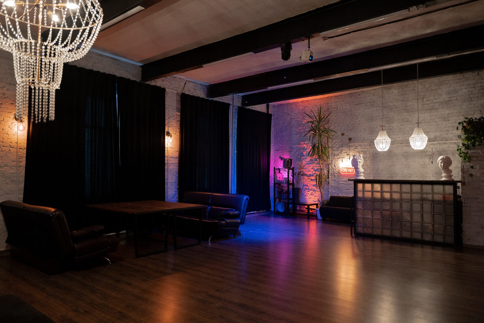 Фотография 2 площадки Высокие потолки на Вольной: камерный зал 90 м²