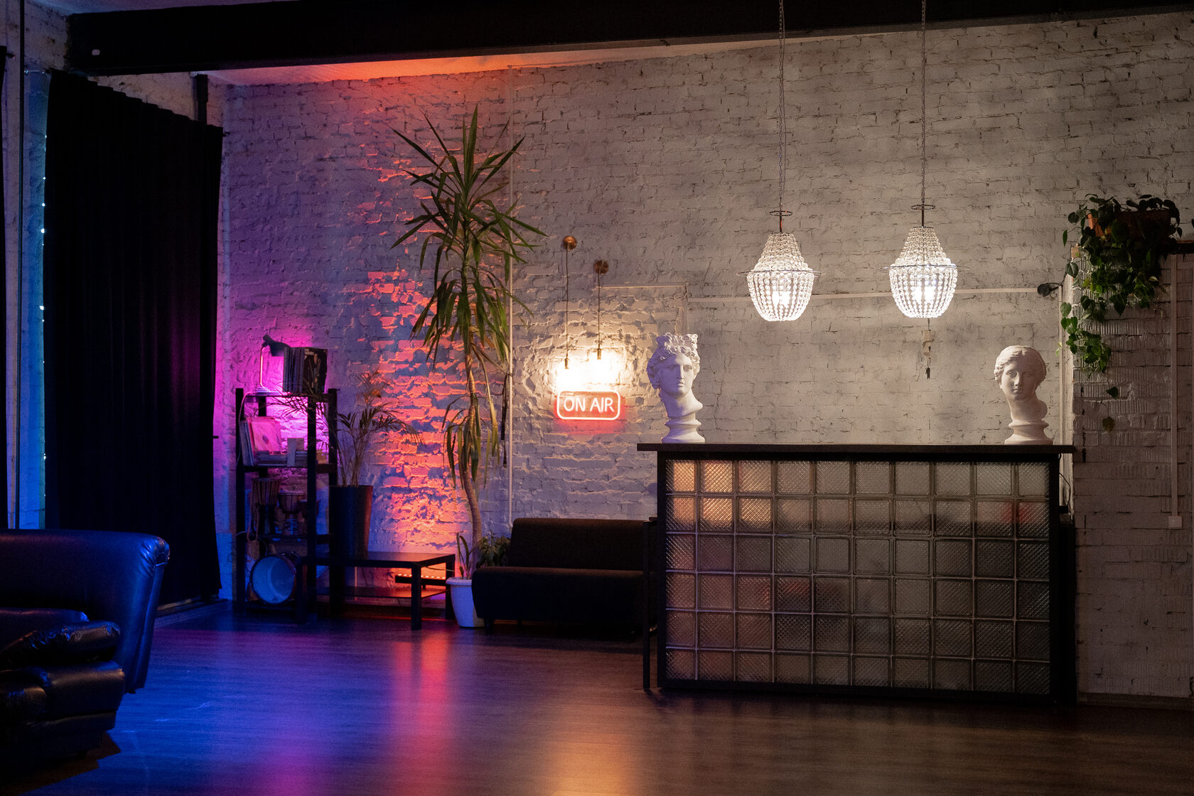 Фотография 3 площадки Высокие потолки на Вольной: камерный зал 90 м²