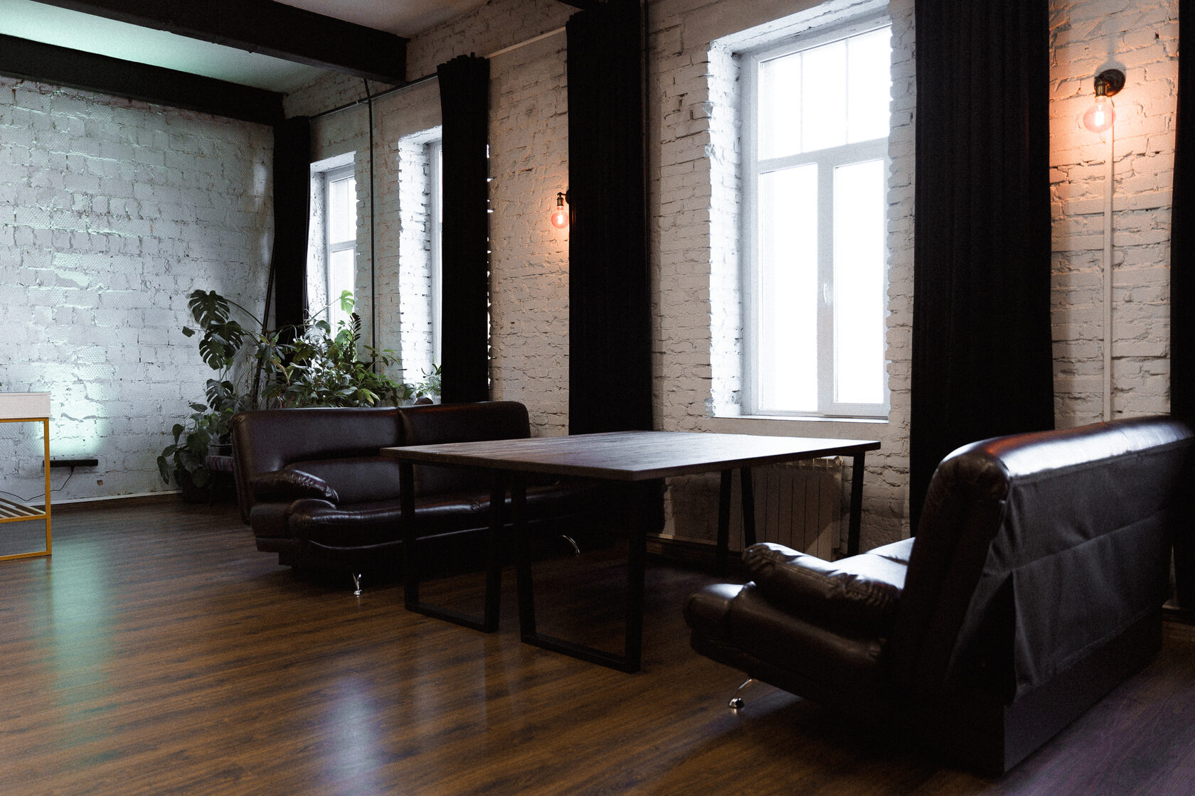 Фотография 10 площадки Высокие потолки на Вольной: камерный зал 90 м²