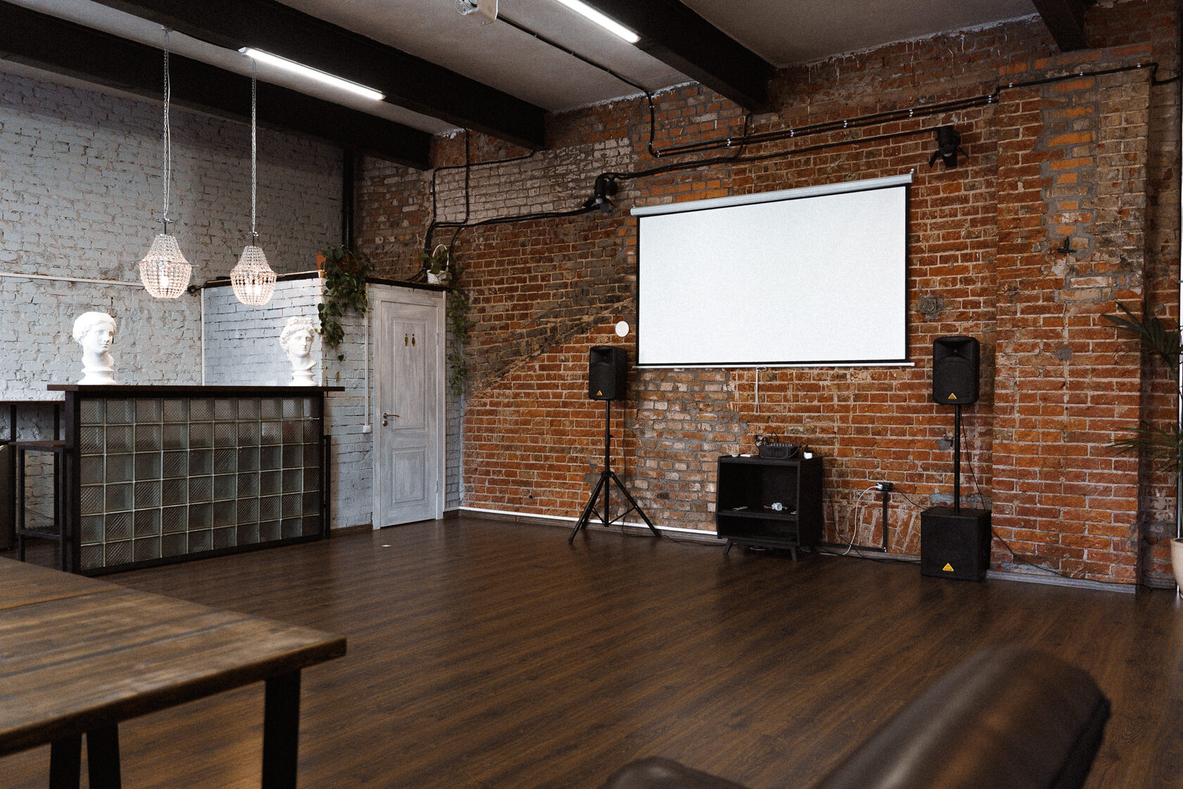 Фотография 11 площадки Высокие потолки на Вольной: камерный зал 90 м²