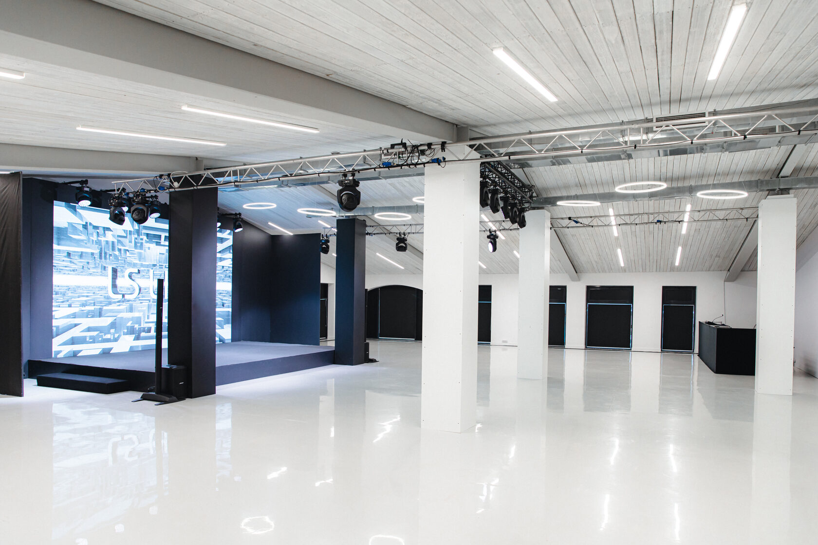 Фотография 2 площадки Шале на Чистых прудах: светлый зал 500 м²