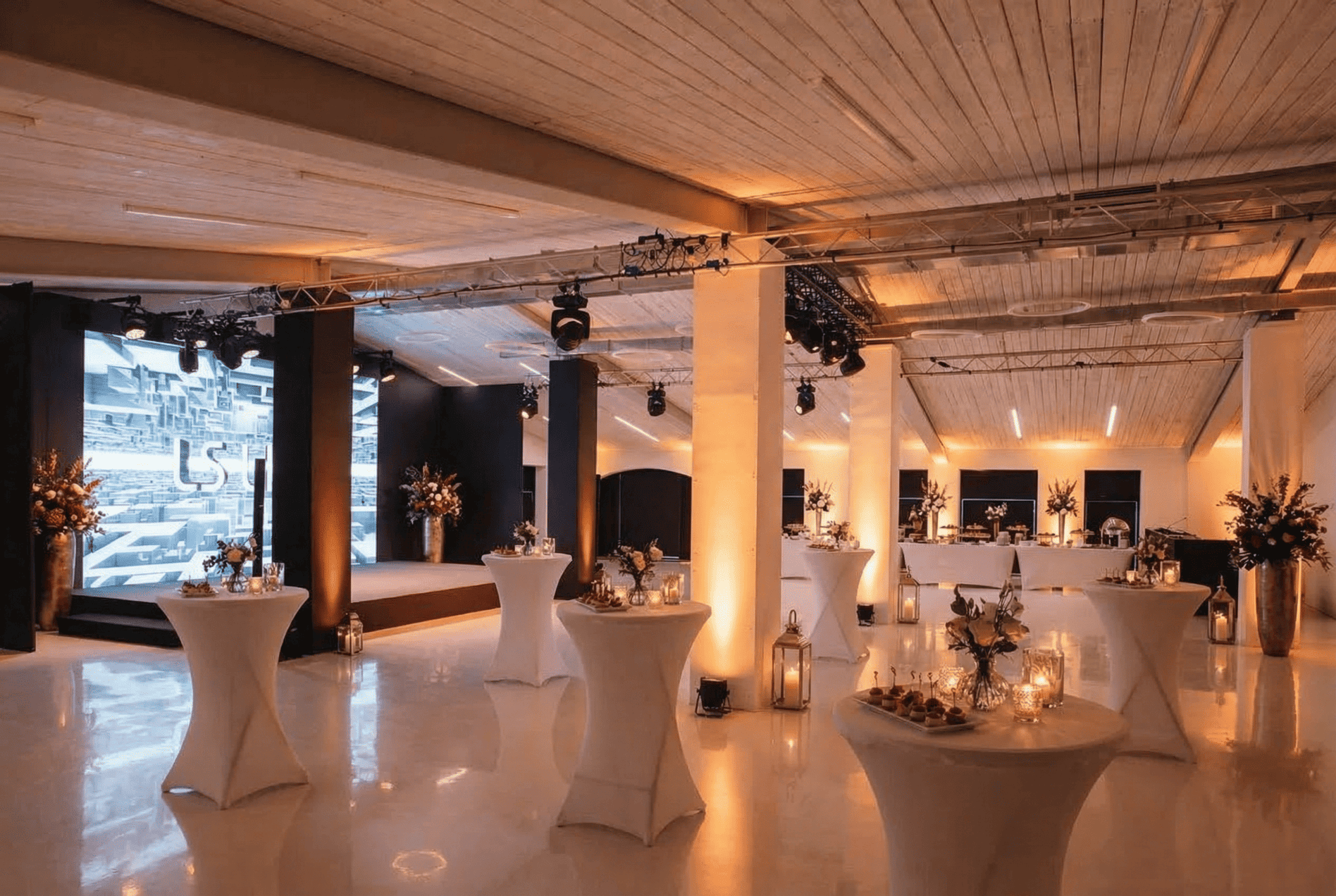 Фотография 1 площадки Шале на Чистых прудах: светлый зал 500 м²