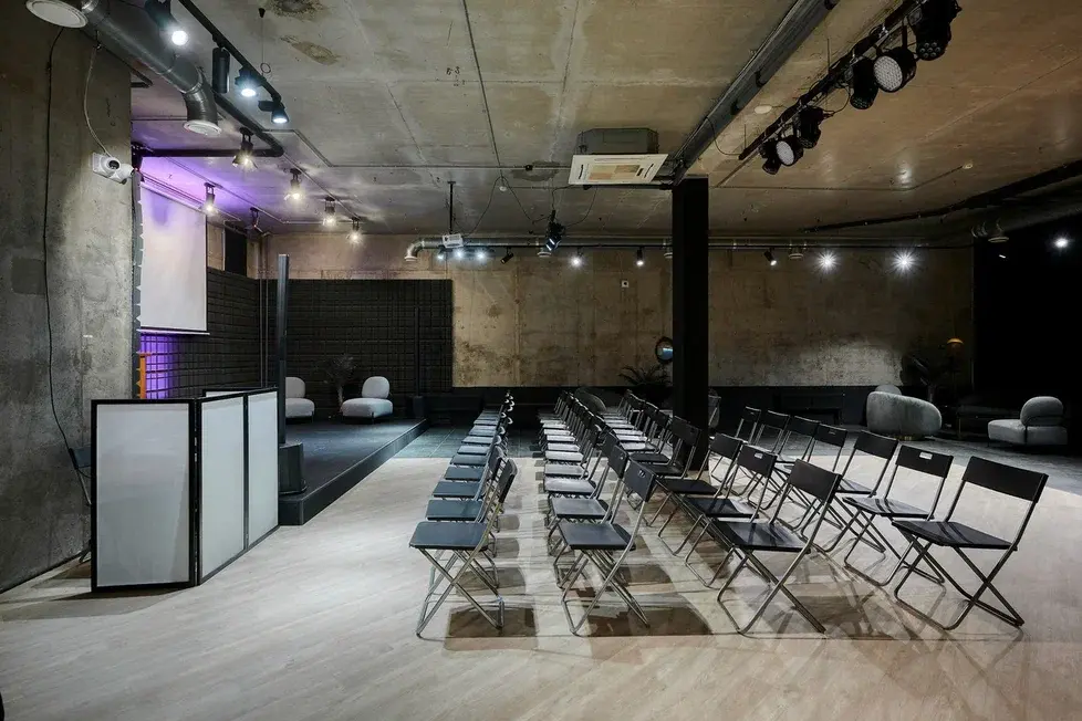 Фотография 3 площадки ALLE HALL на Арме: просторный зал со сценой, 170 м²