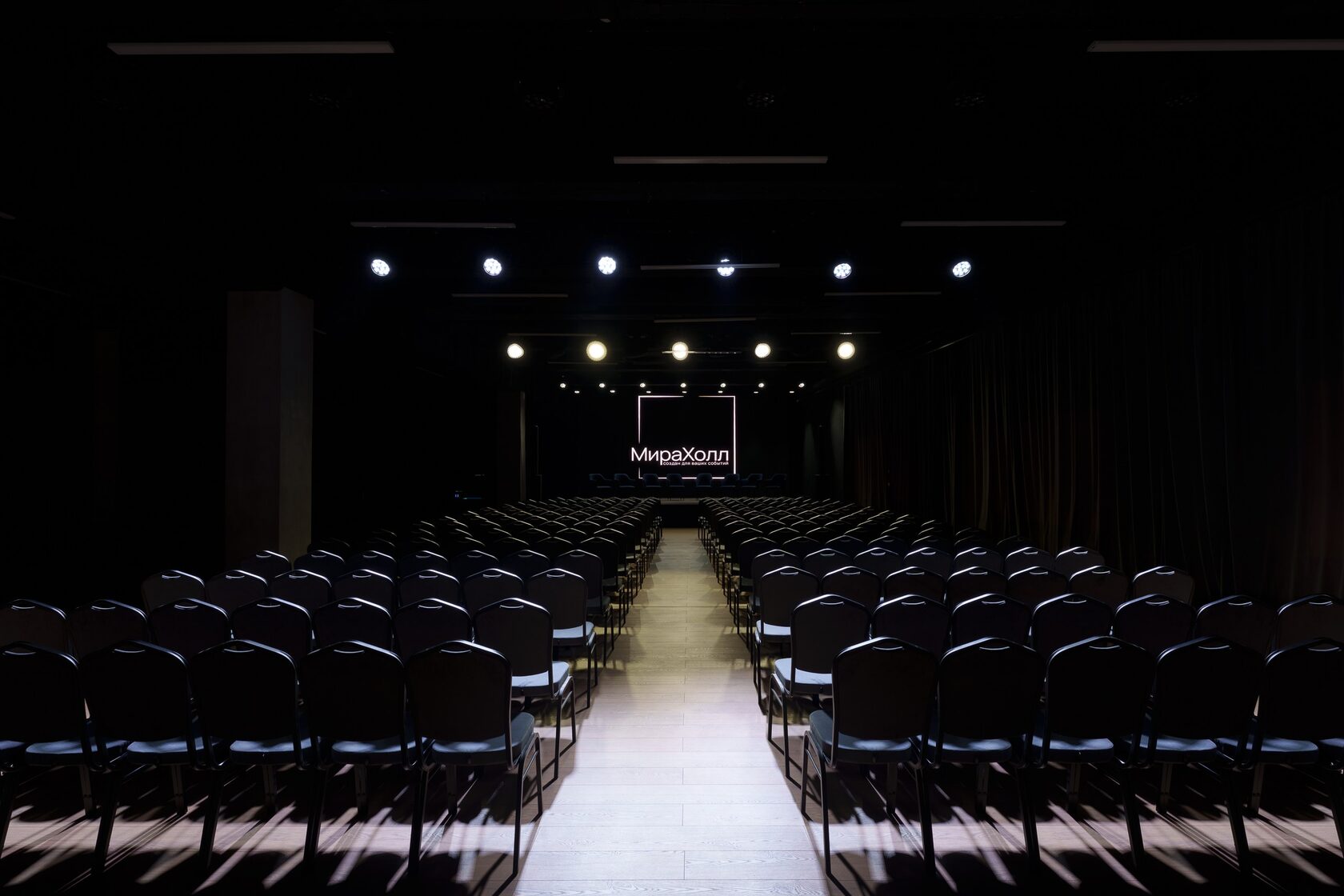 Фотография 7 площадки Mira Hall: зал со сценой 420 м²