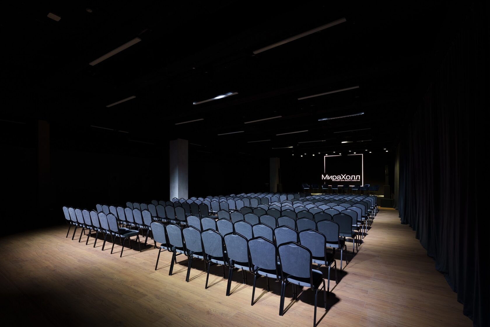 Фотография 8 площадки Mira Hall: зал со сценой 420 м²