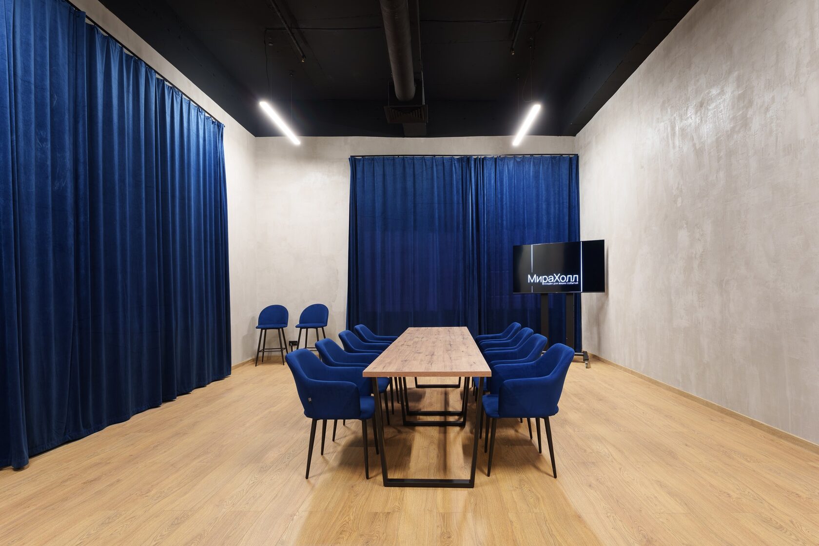 Фотография 12 площадки Mira Hall: зал со сценой 420 м²