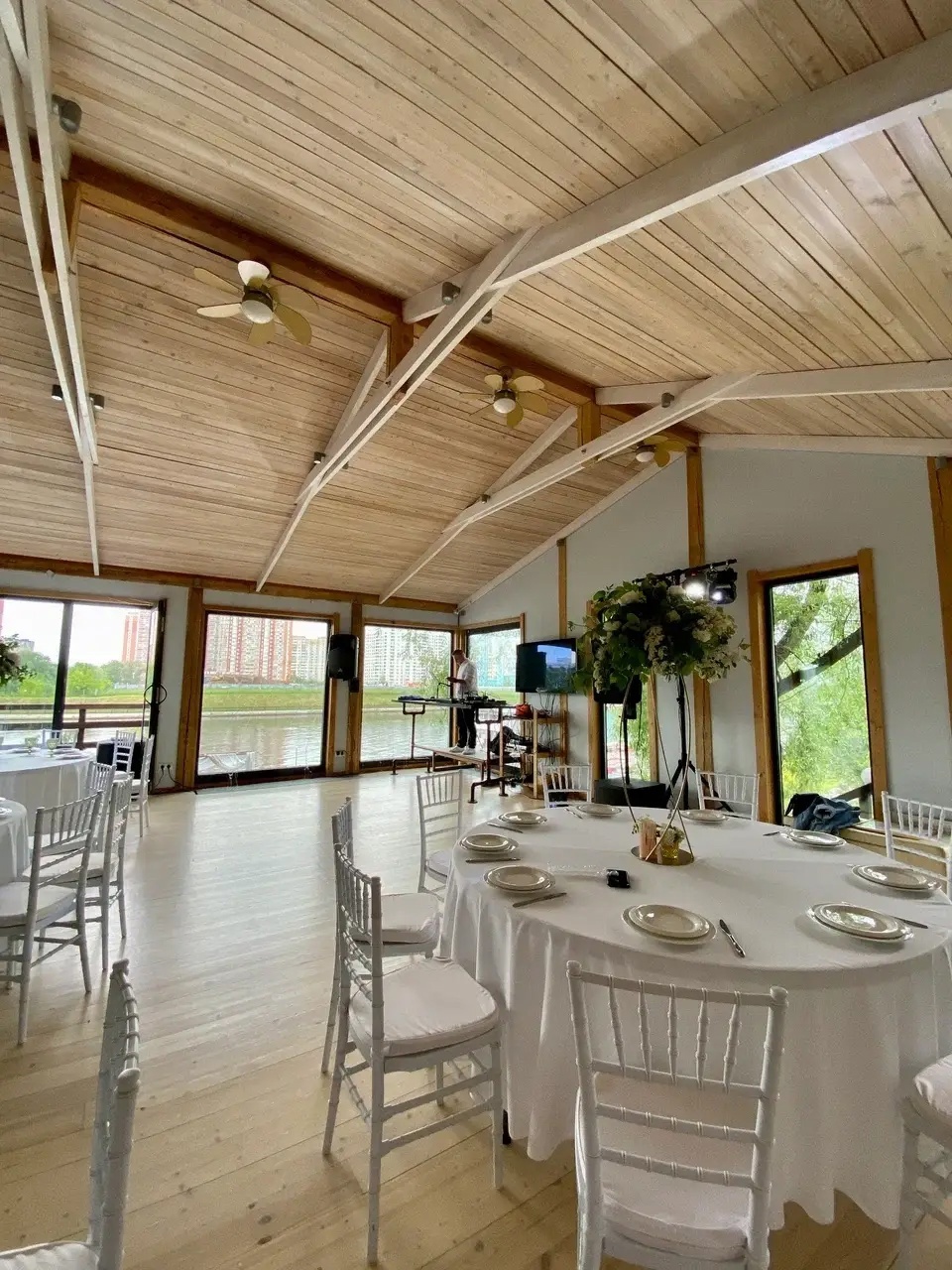 Фотография 3 площадки Loft House у реки: светлый зал с террасой, 142 м²