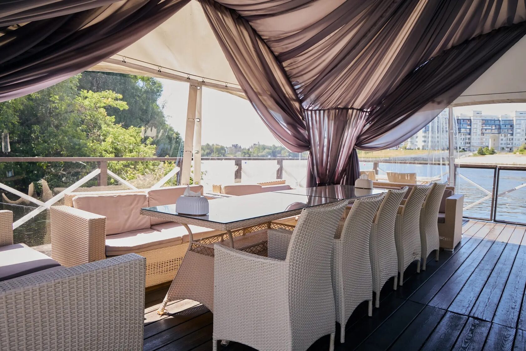 Фотография 8 площадки Loft House у реки: светлый зал с террасой, 142 м²