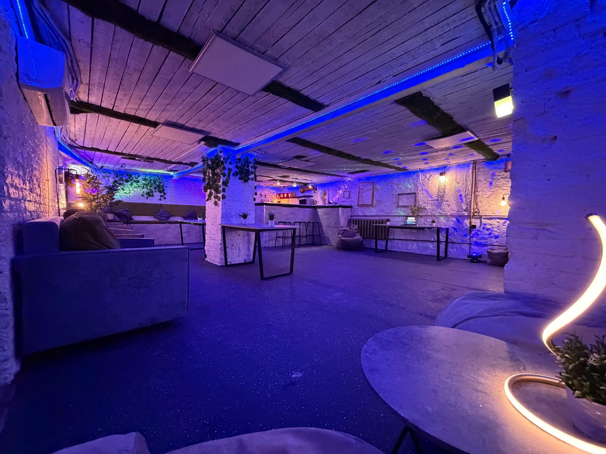 Фотография 1 площадки Неоновый лофт с зоной барбекю, 5 минут от Бауманской