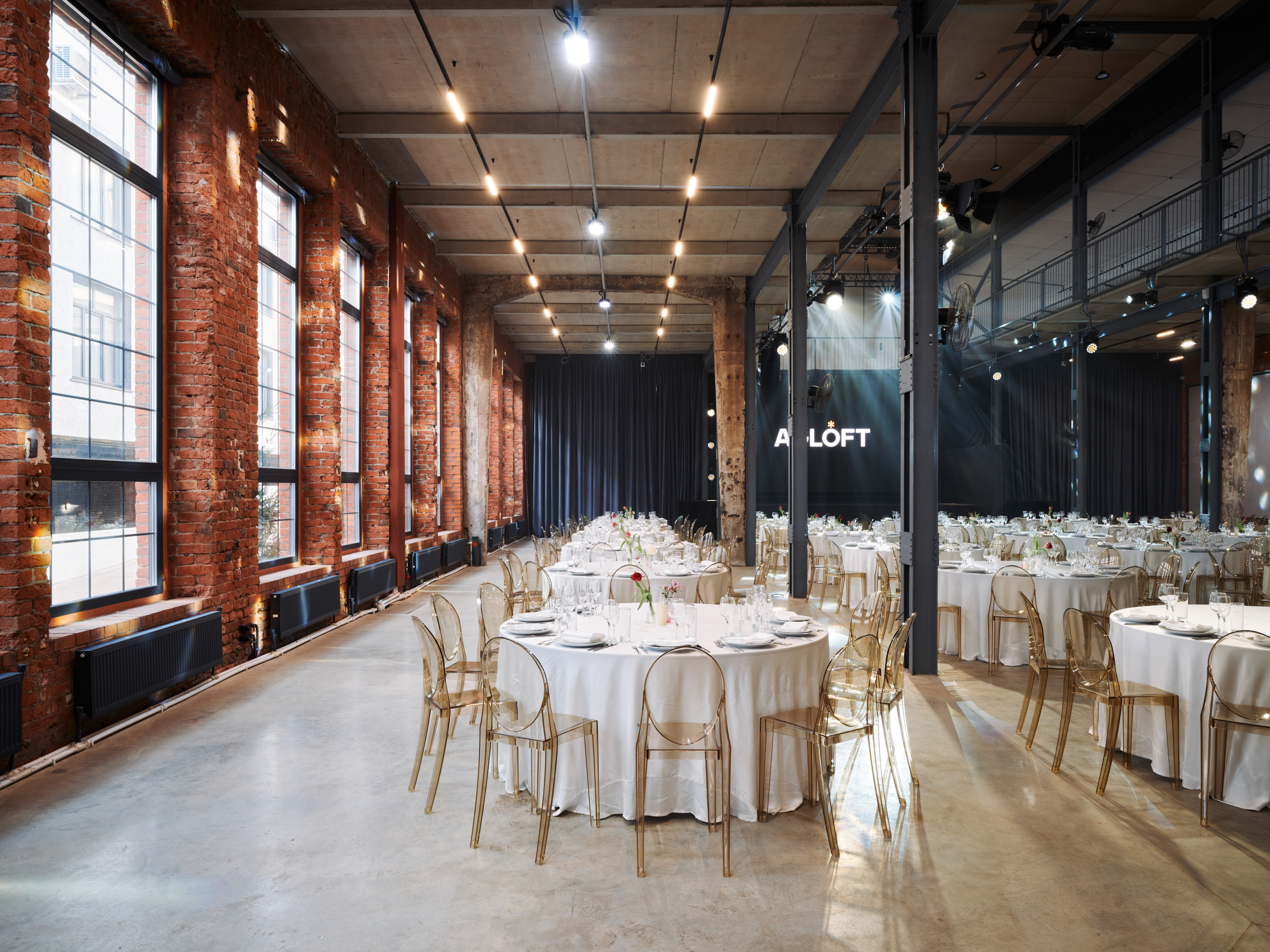 Фотография 2 площадки Светлый и просторный зал из красного кирпича