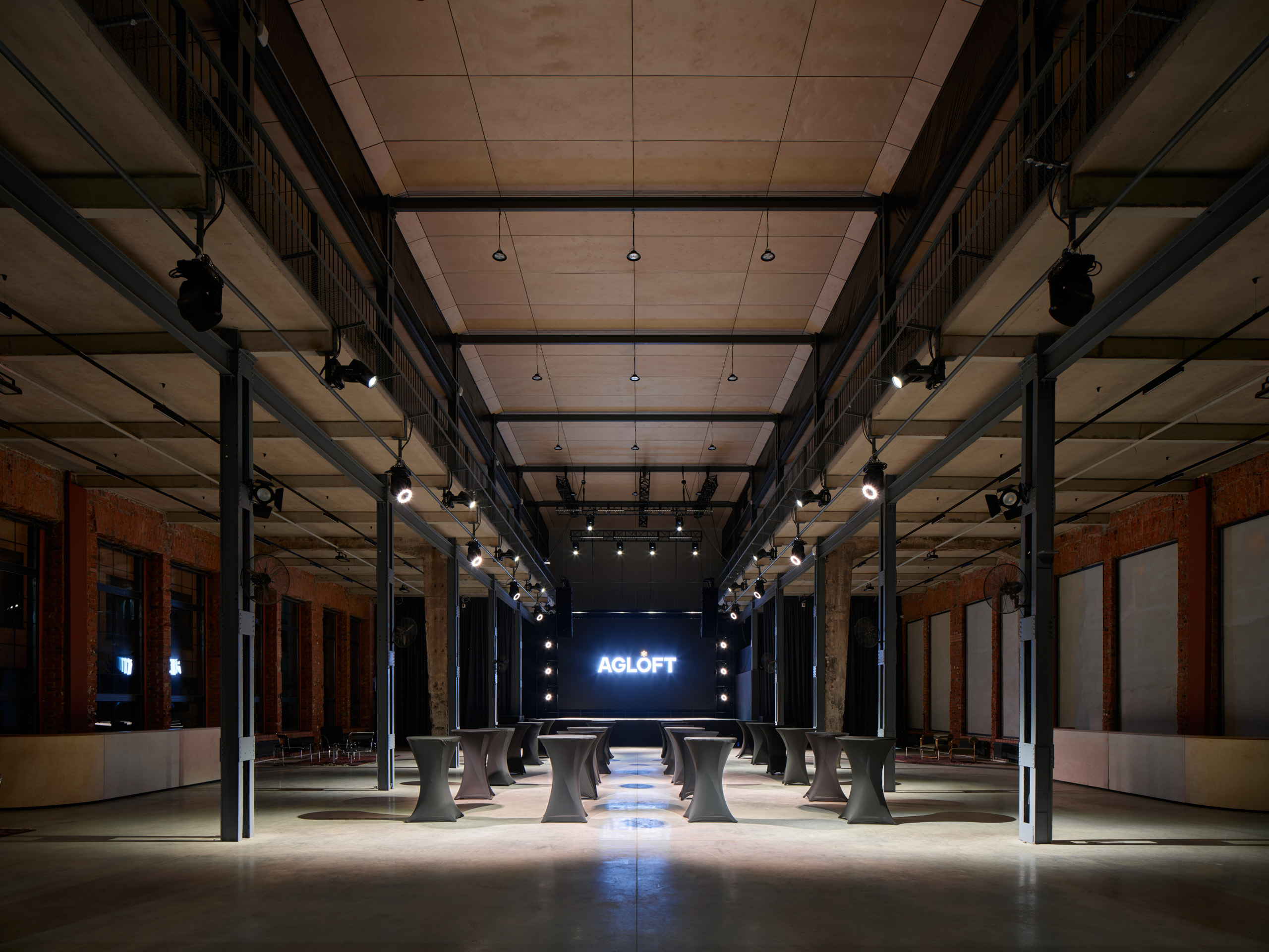 Фотография 5 площадки Светлый и просторный зал из красного кирпича