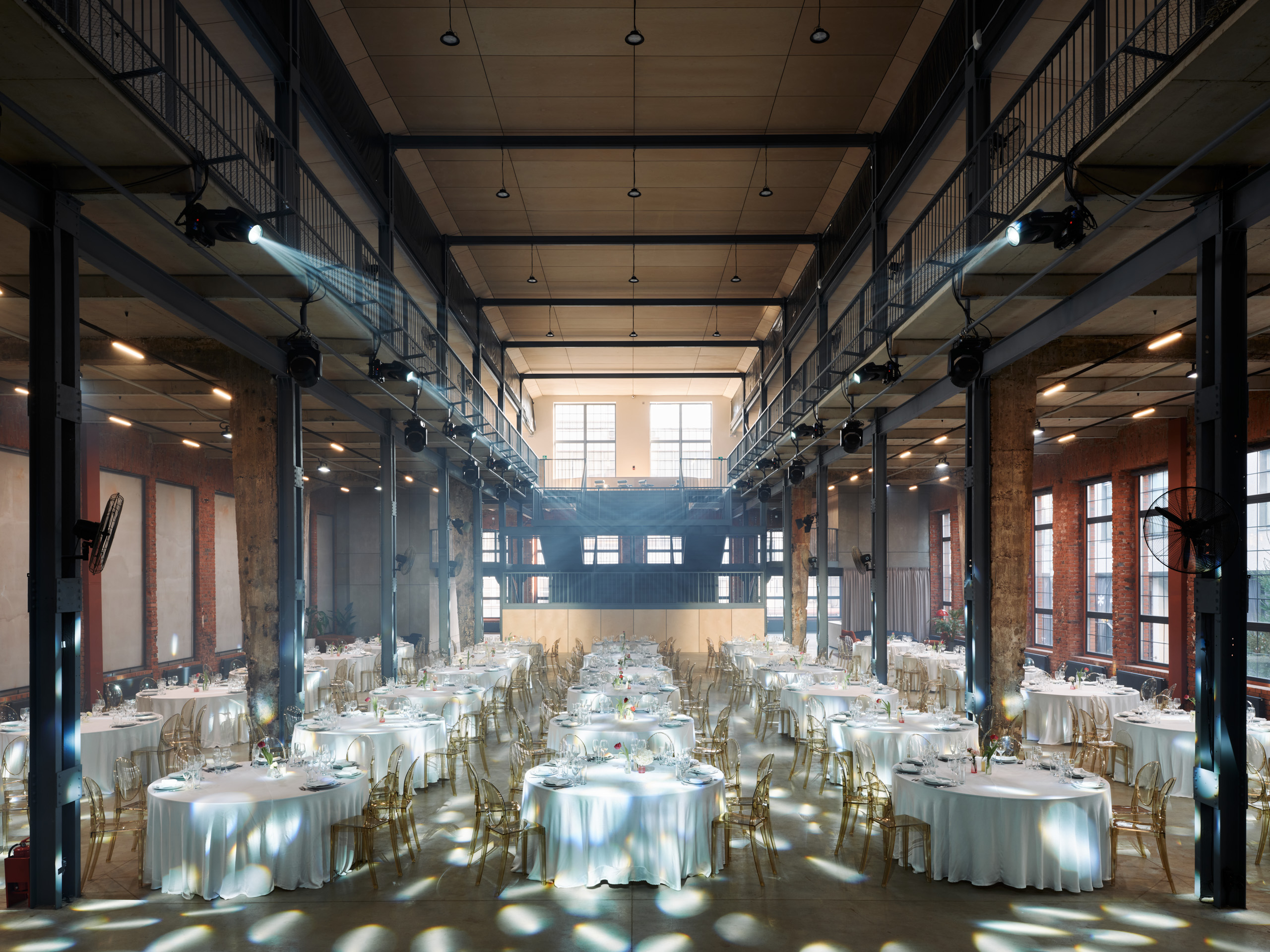 Фотография 13 площадки Светлый и просторный зал из красного кирпича