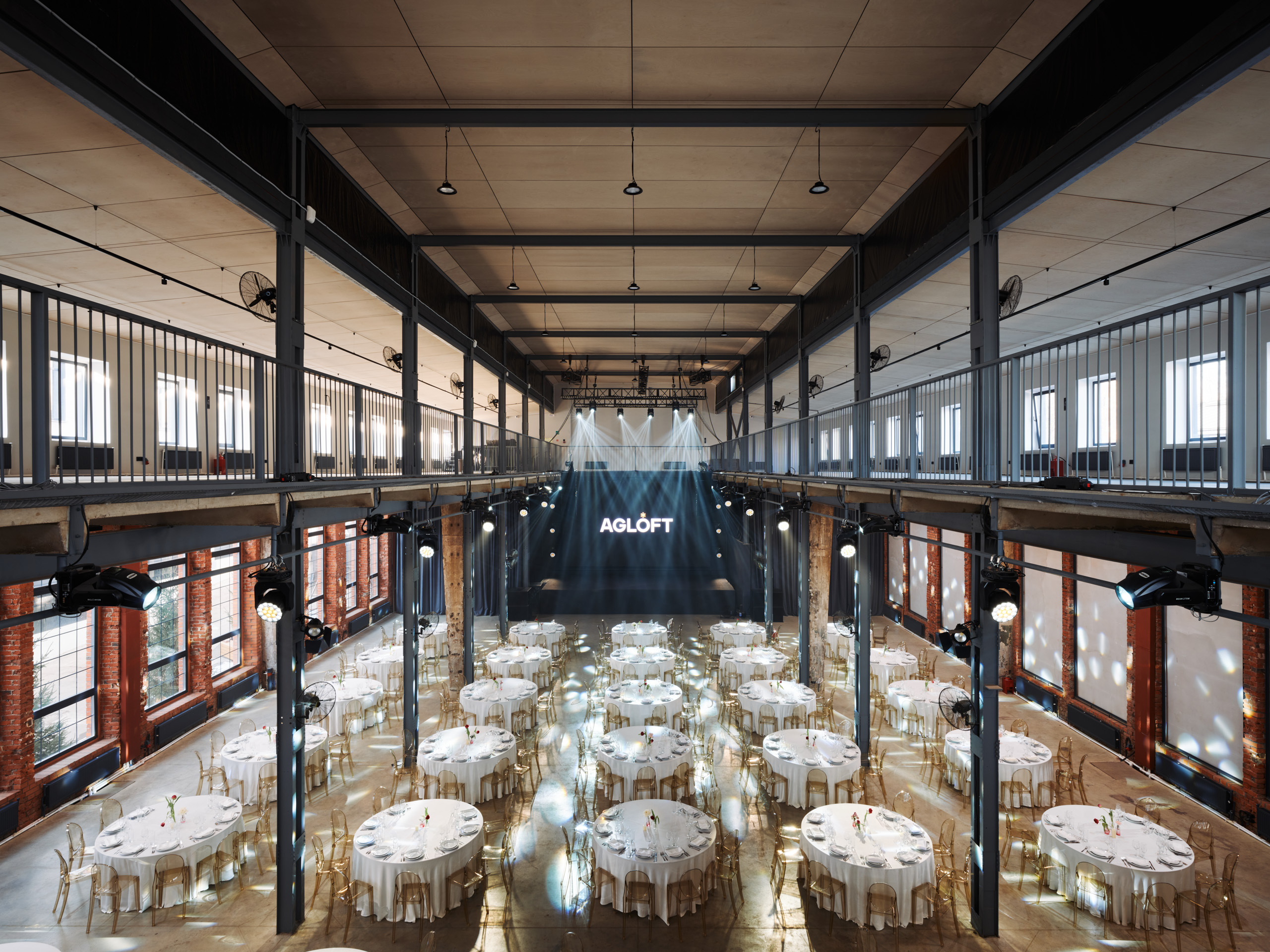 Фотография 12 площадки Светлый и просторный зал из красного кирпича