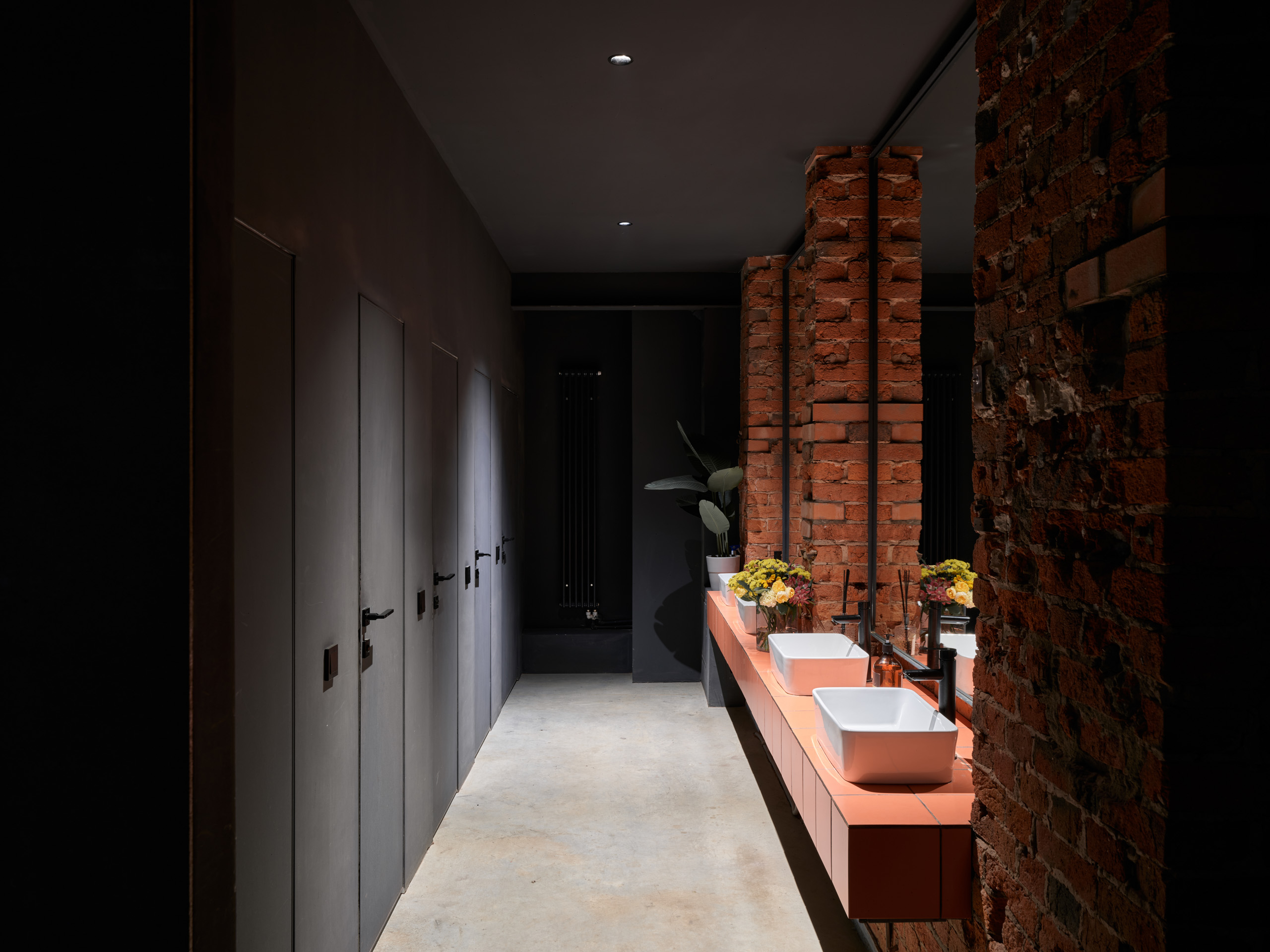 Фотография 19 площадки Светлый и просторный зал из красного кирпича