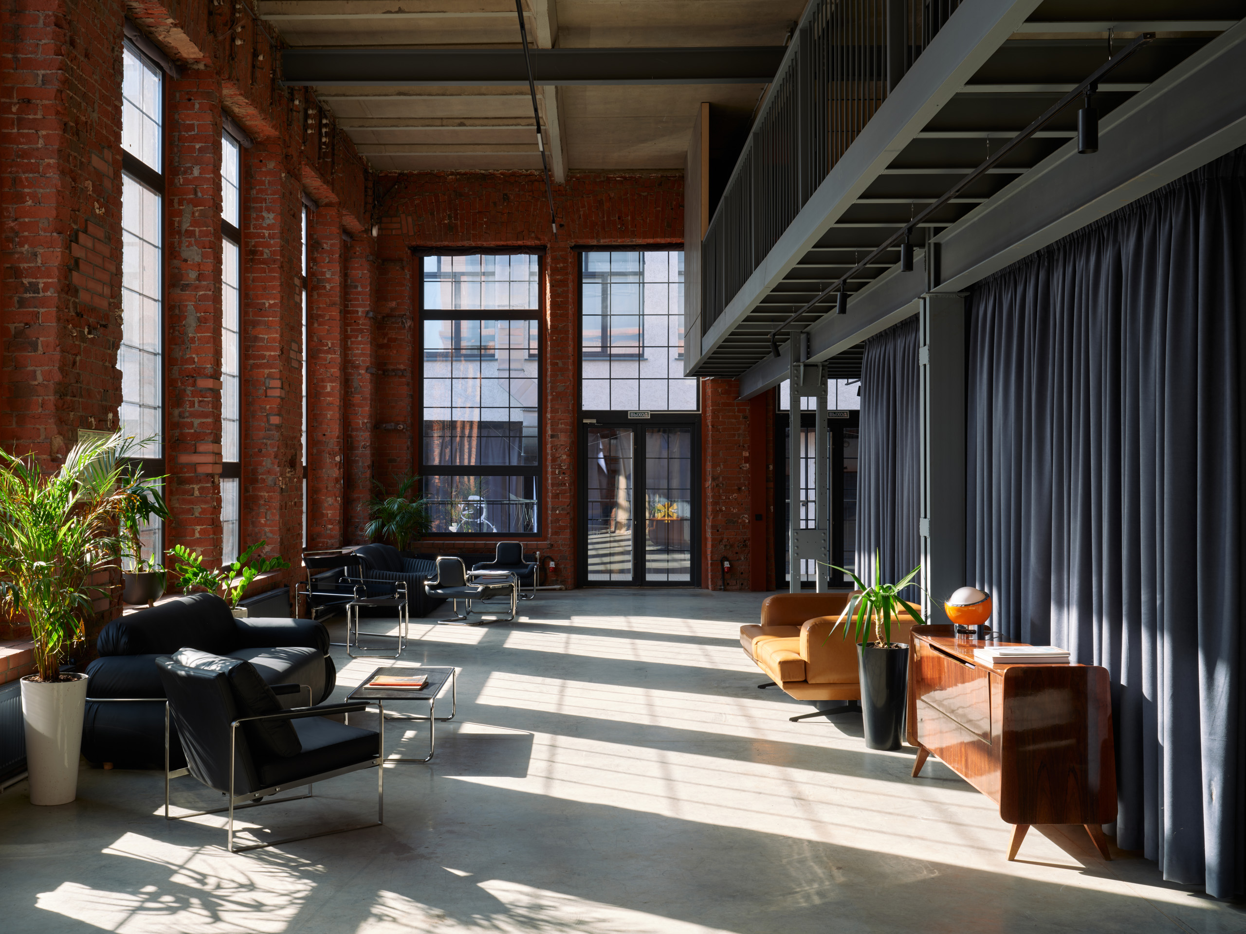 Фотография 17 площадки Светлый и просторный зал из красного кирпича