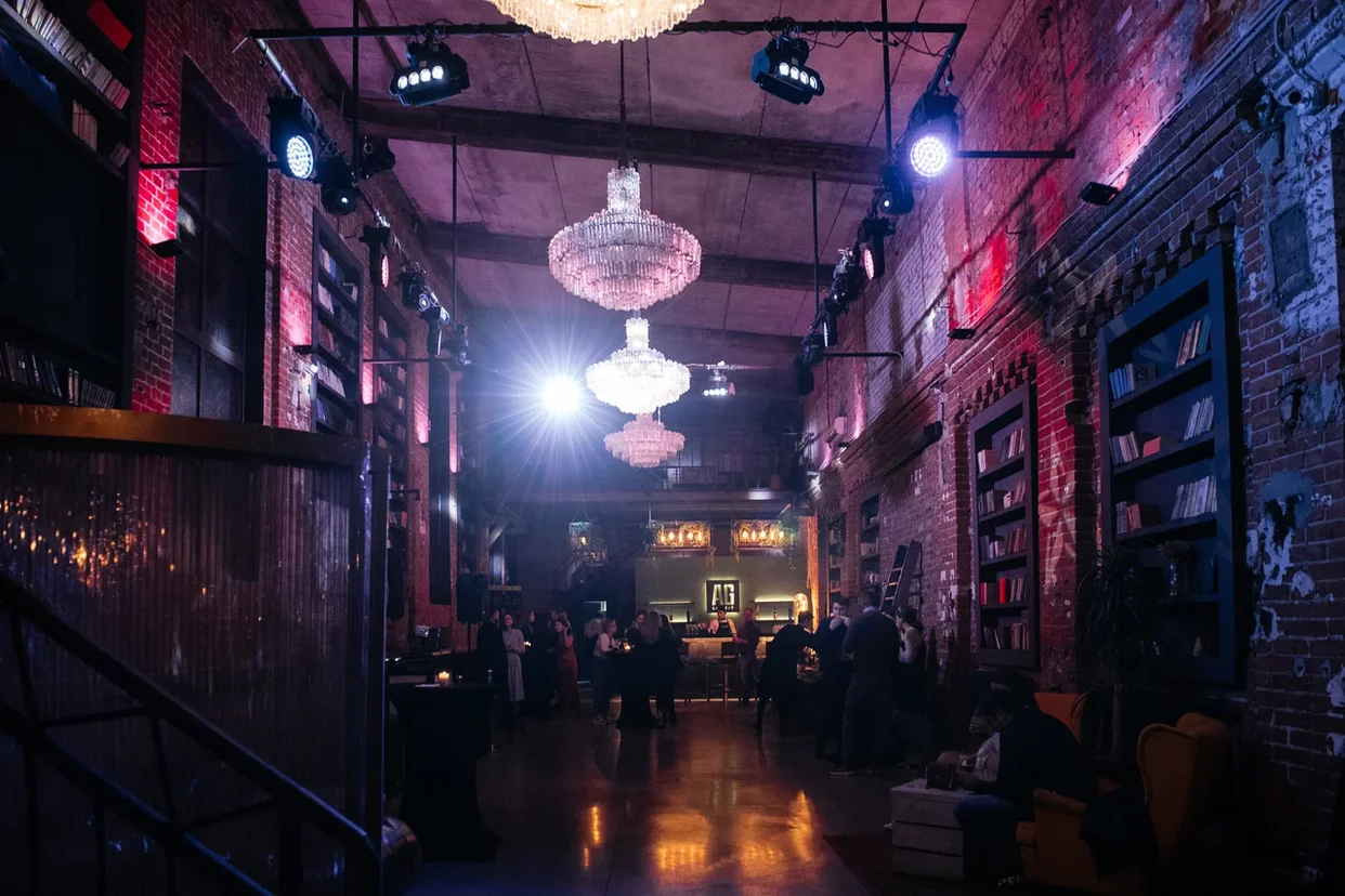 Фотография 9 площадки Атмосферный лофт с высокими потолками, витражами и люстрами