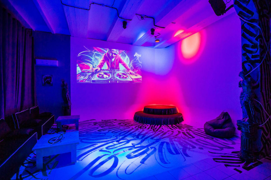 Фотография 2 площадки Лофт со сценой и большими панорамными окнами, 2 минуты от метро