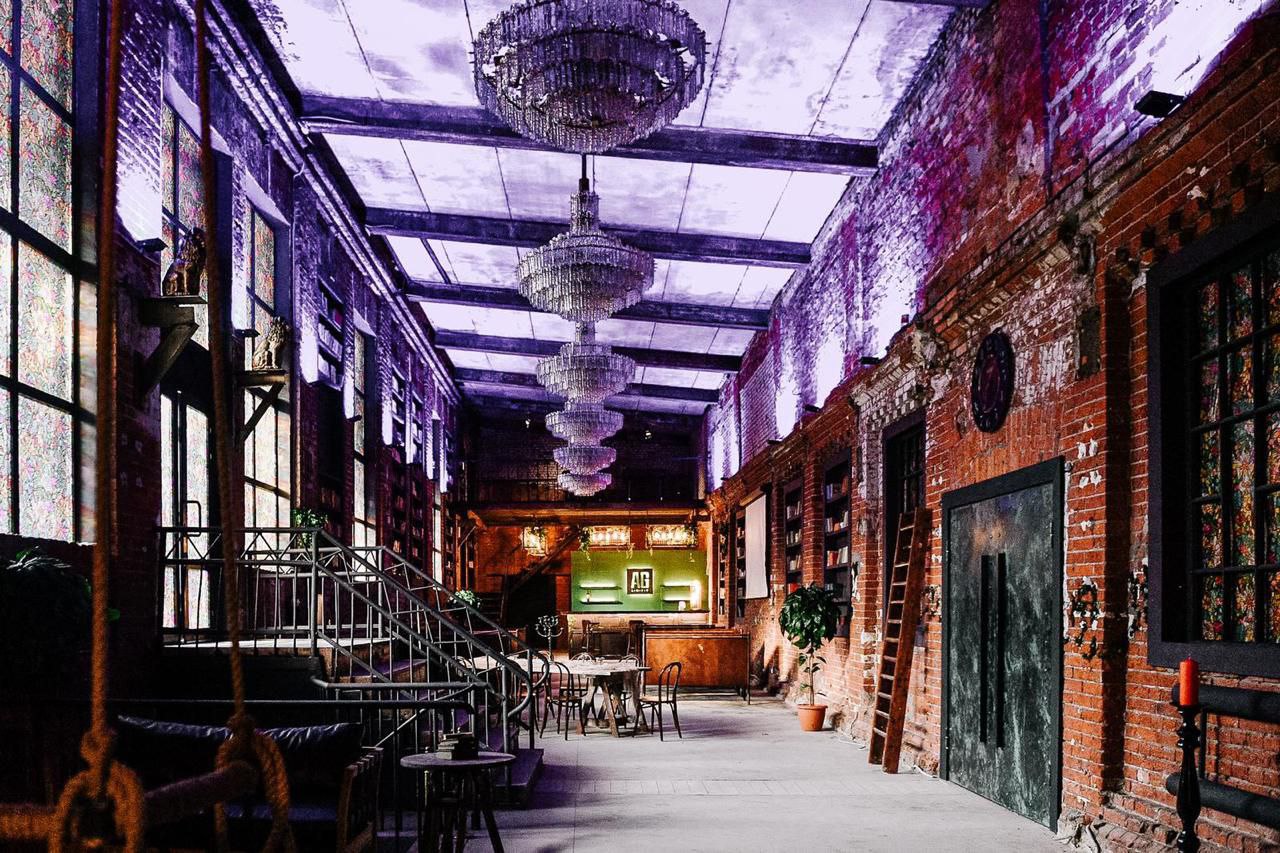 Фотография 1 площадки Атмосферный лофт с высокими потолками, витражами и люстрами