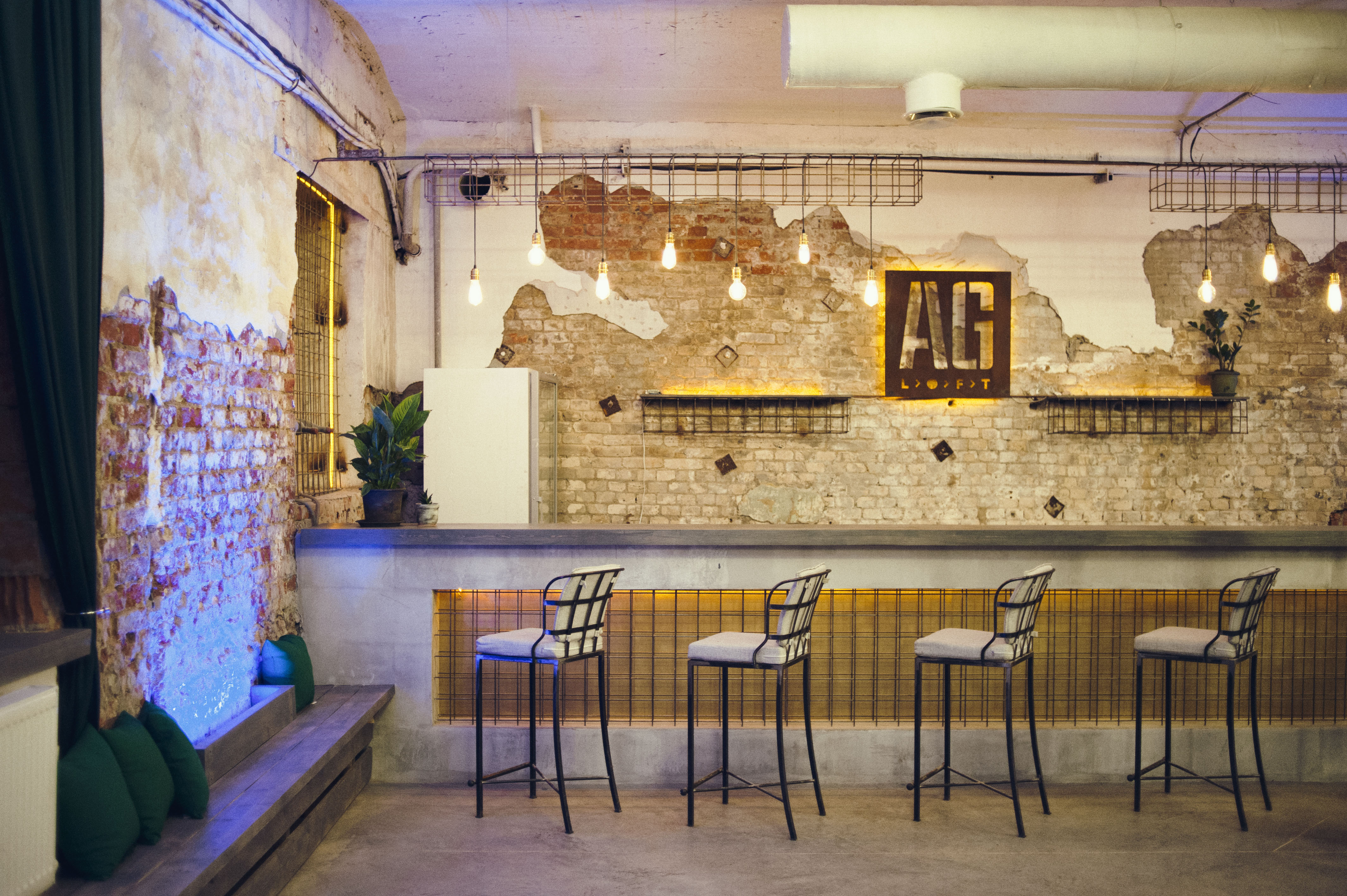 Фотография 4 площадки Лофт с хрустальными люстрами и роялем