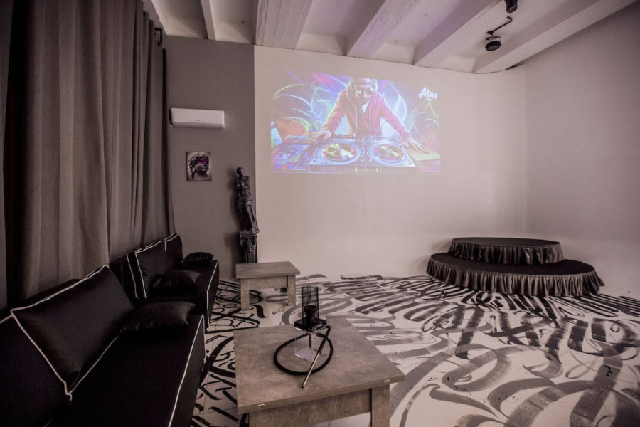 Фотография 9 площадки Лофт со сценой и большими панорамными окнами, 2 минуты от метро