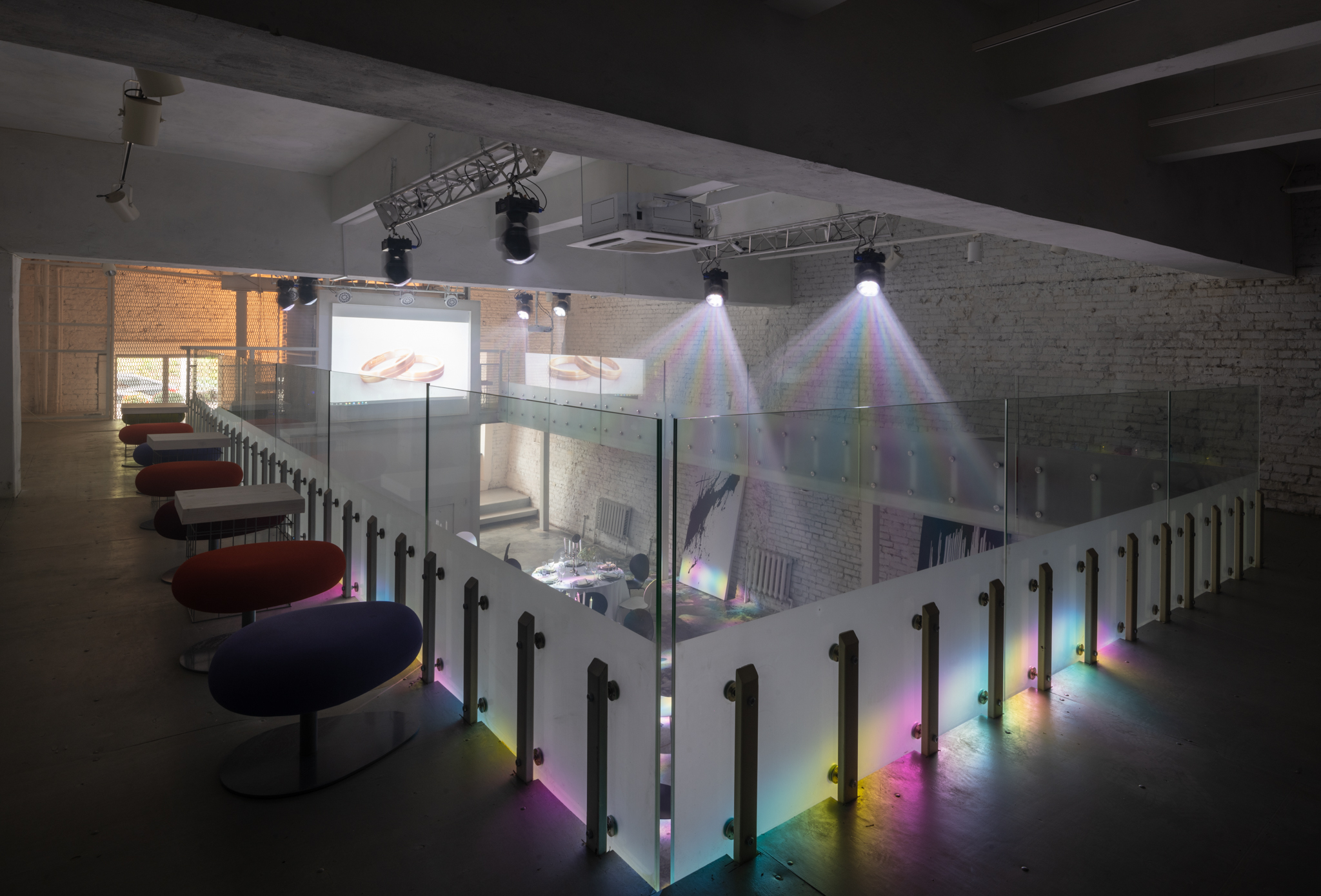 Фотография 2 площадки Двухуровневый белый футуристичный лофт