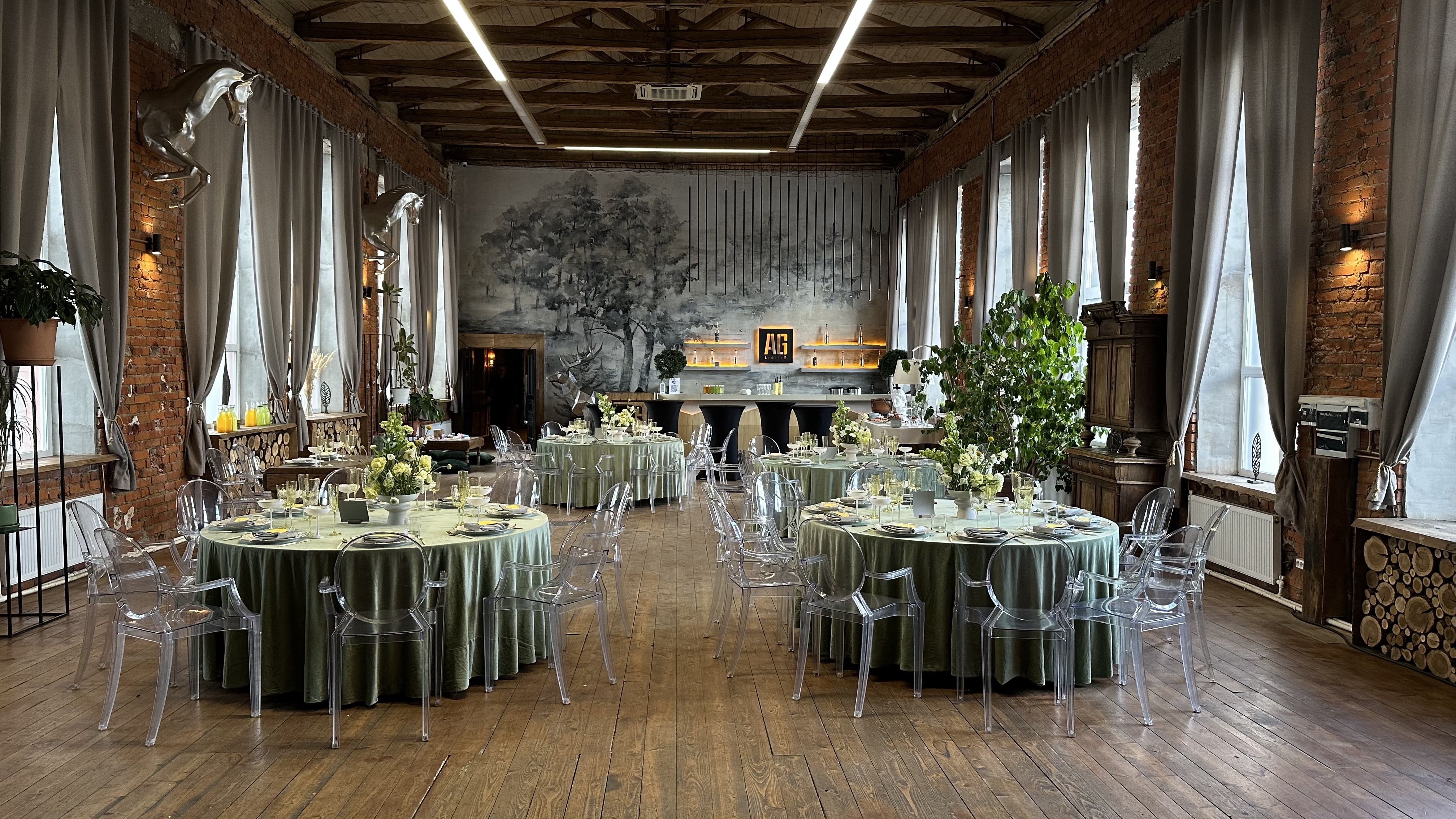 Фотография 1 площадки Эксклюзивное пространство в стиле шале с камином