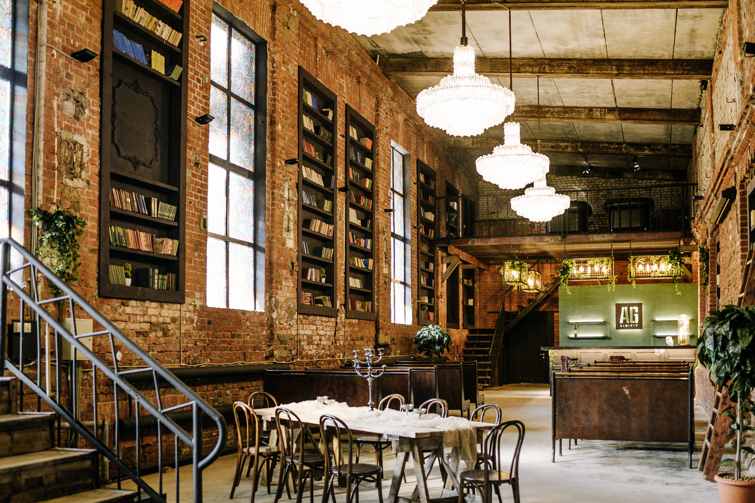 Фотография 2 площадки Атмосферный лофт с высокими потолками, витражами и люстрами