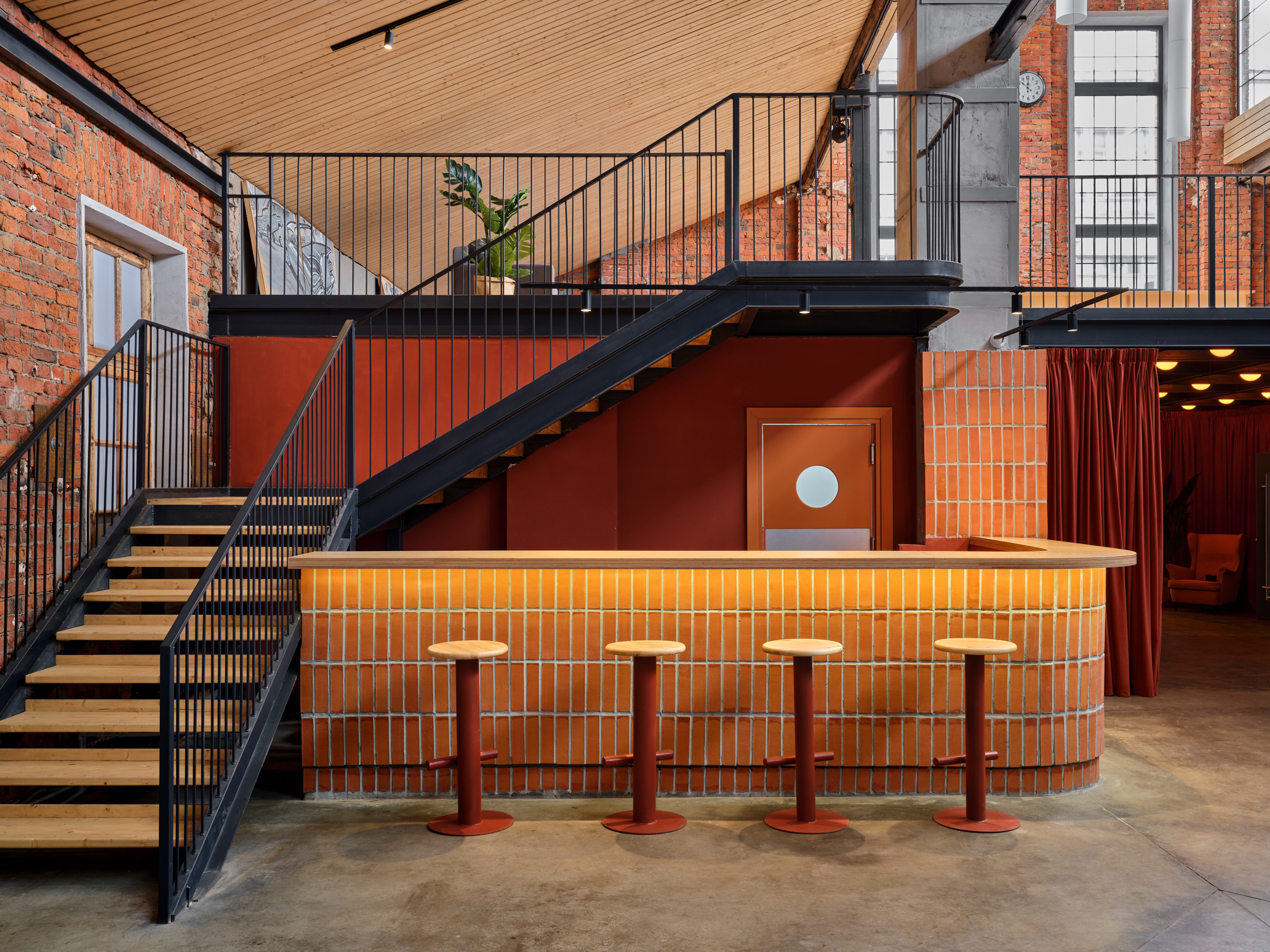 Фотография 6 площадки Двухуровневый лофт с высокими потолками и панорамными окнами