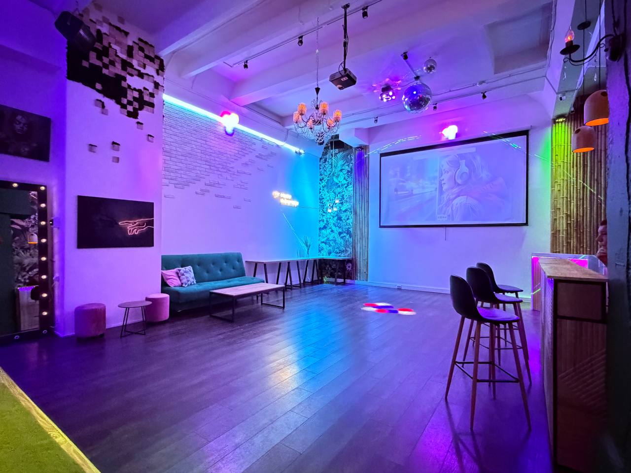 Фотография 8 площадки Лофт в центре Москвы с высоким потолком и зоной кухни