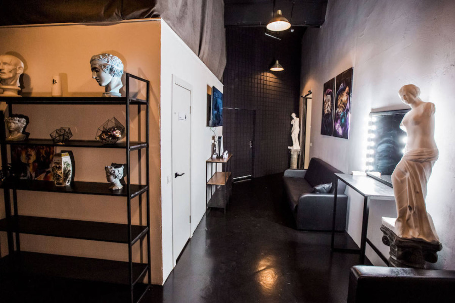 Фотография 5 площадки Лофт со сценой и большими панорамными окнами, 2 минуты от метро