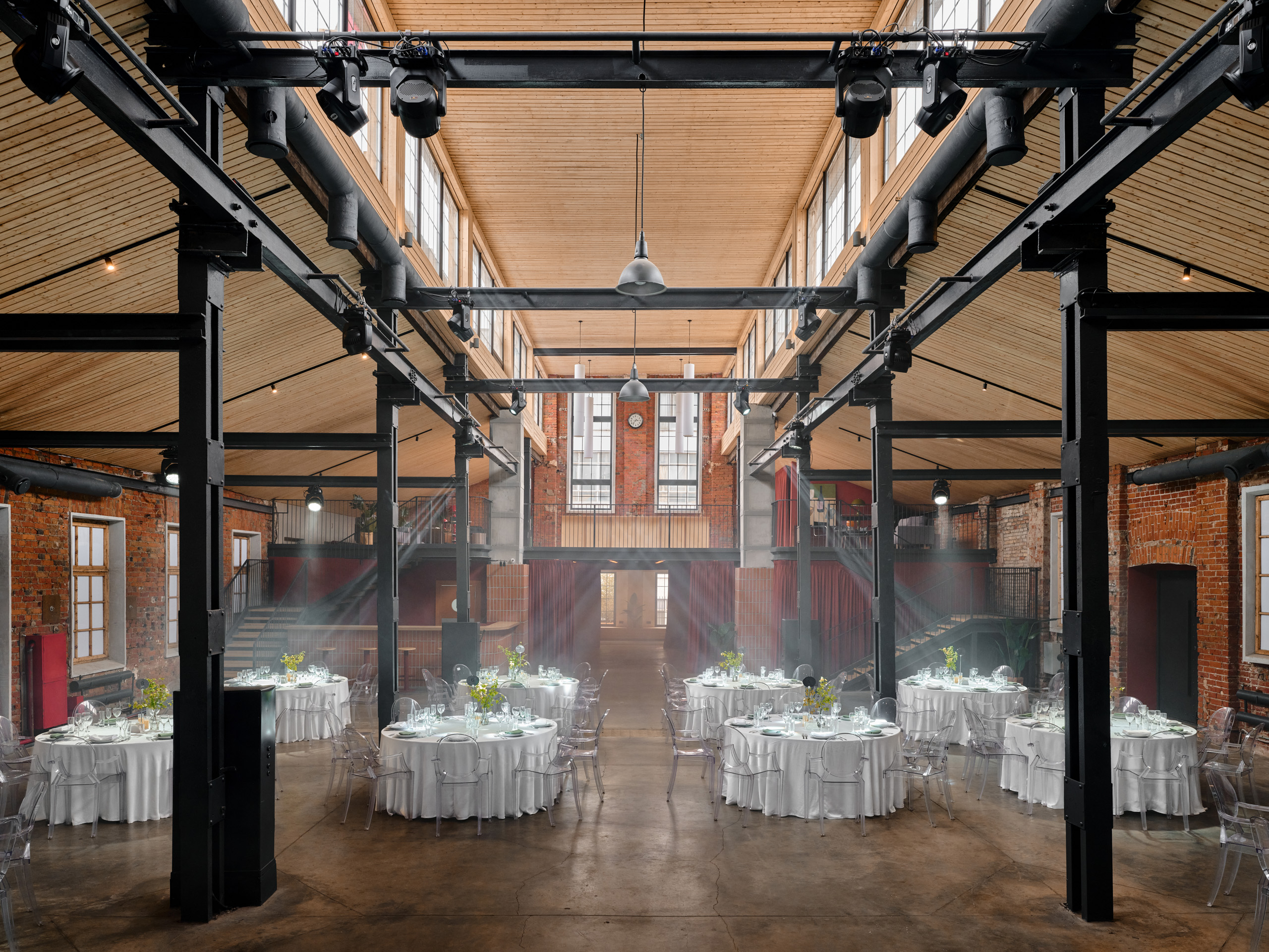 Фотография 1 площадки Двухуровневый лофт с высокими потолками и панорамными окнами