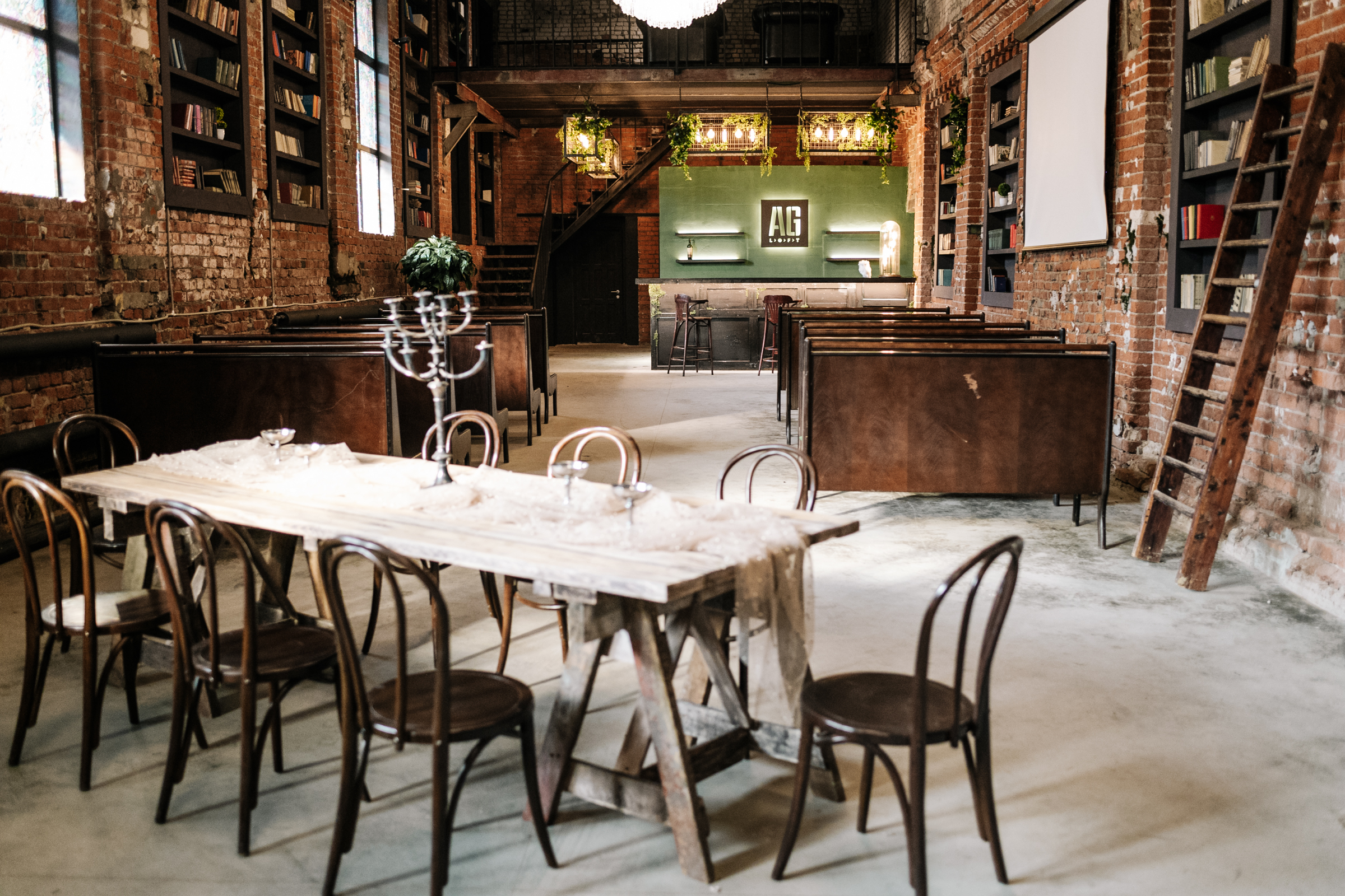 Фотография 3 площадки Атмосферный лофт с высокими потолками, витражами и люстрами