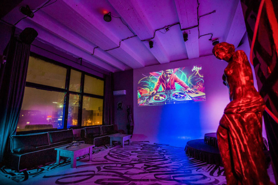 Фотография 1 площадки Лофт со сценой и большими панорамными окнами, 2 минуты от метро