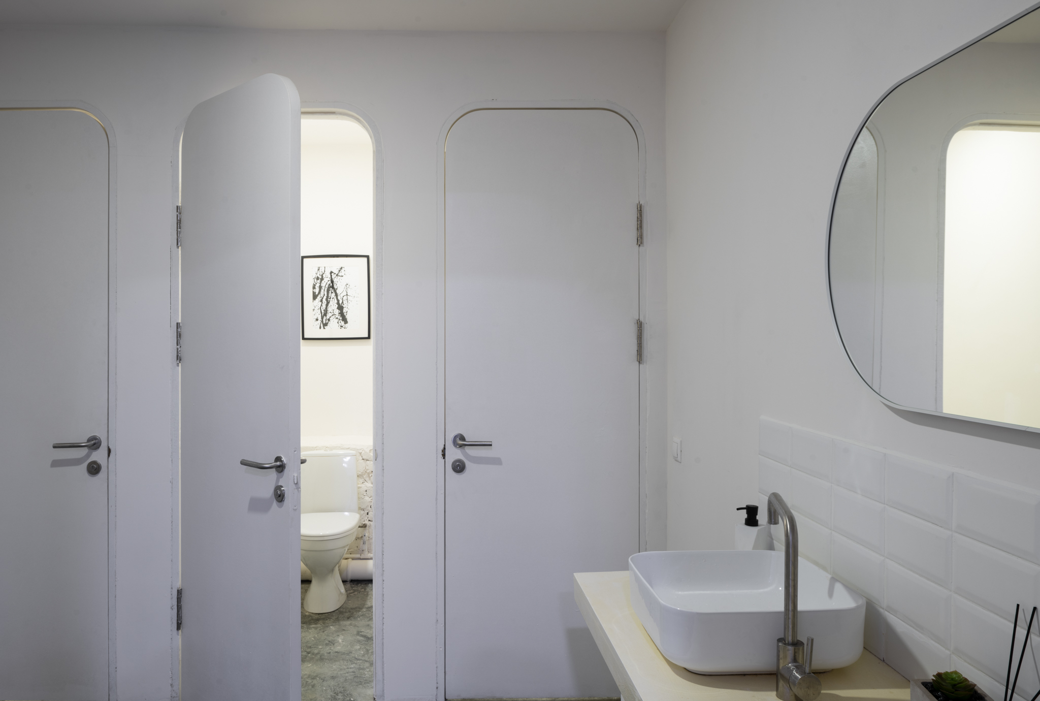 Фотография 4 площадки Двухуровневый белый футуристичный лофт