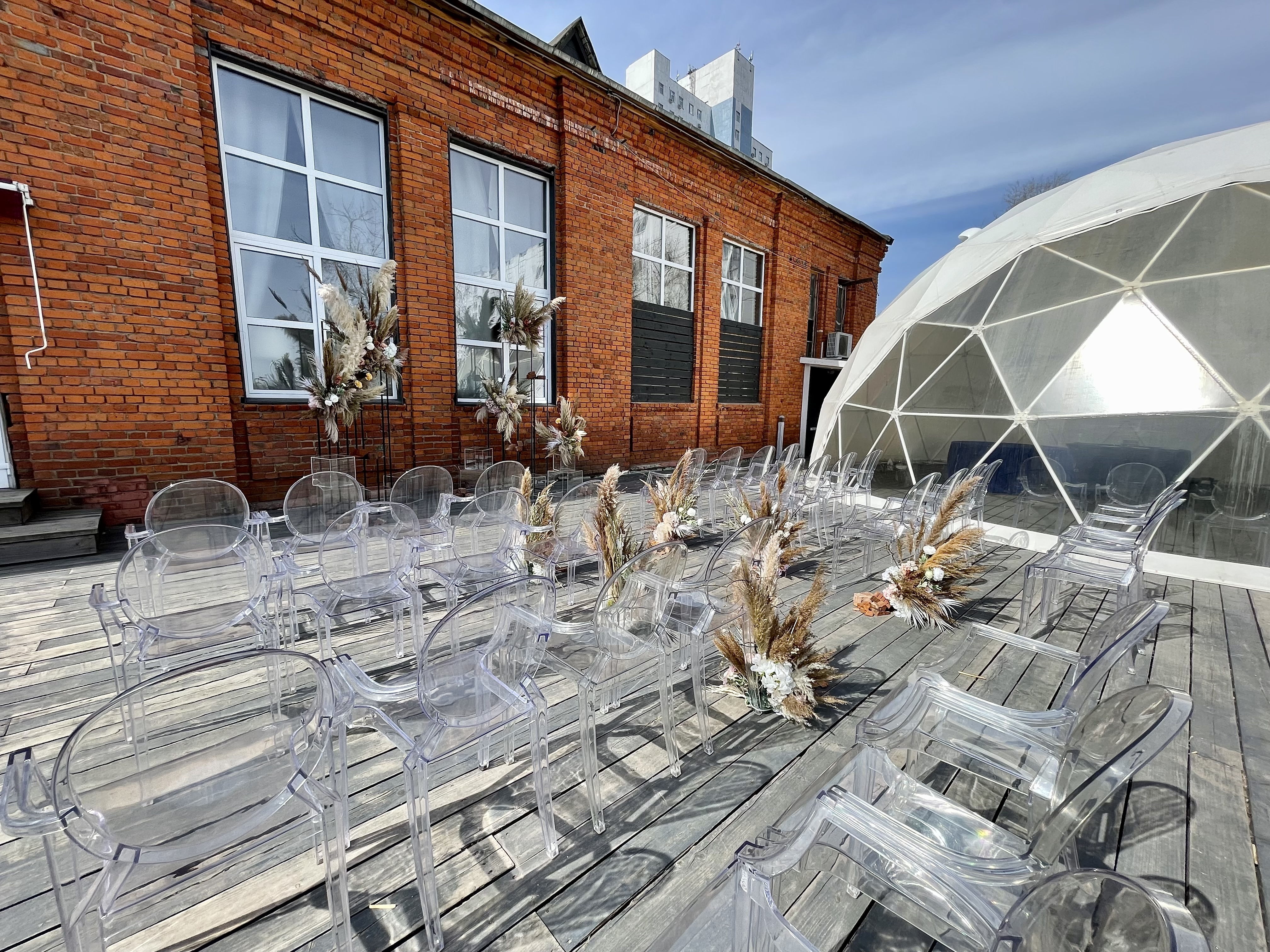 Фотография 1 площадки Приватная крыша-веранда со сферическим полупрозрачным шатром