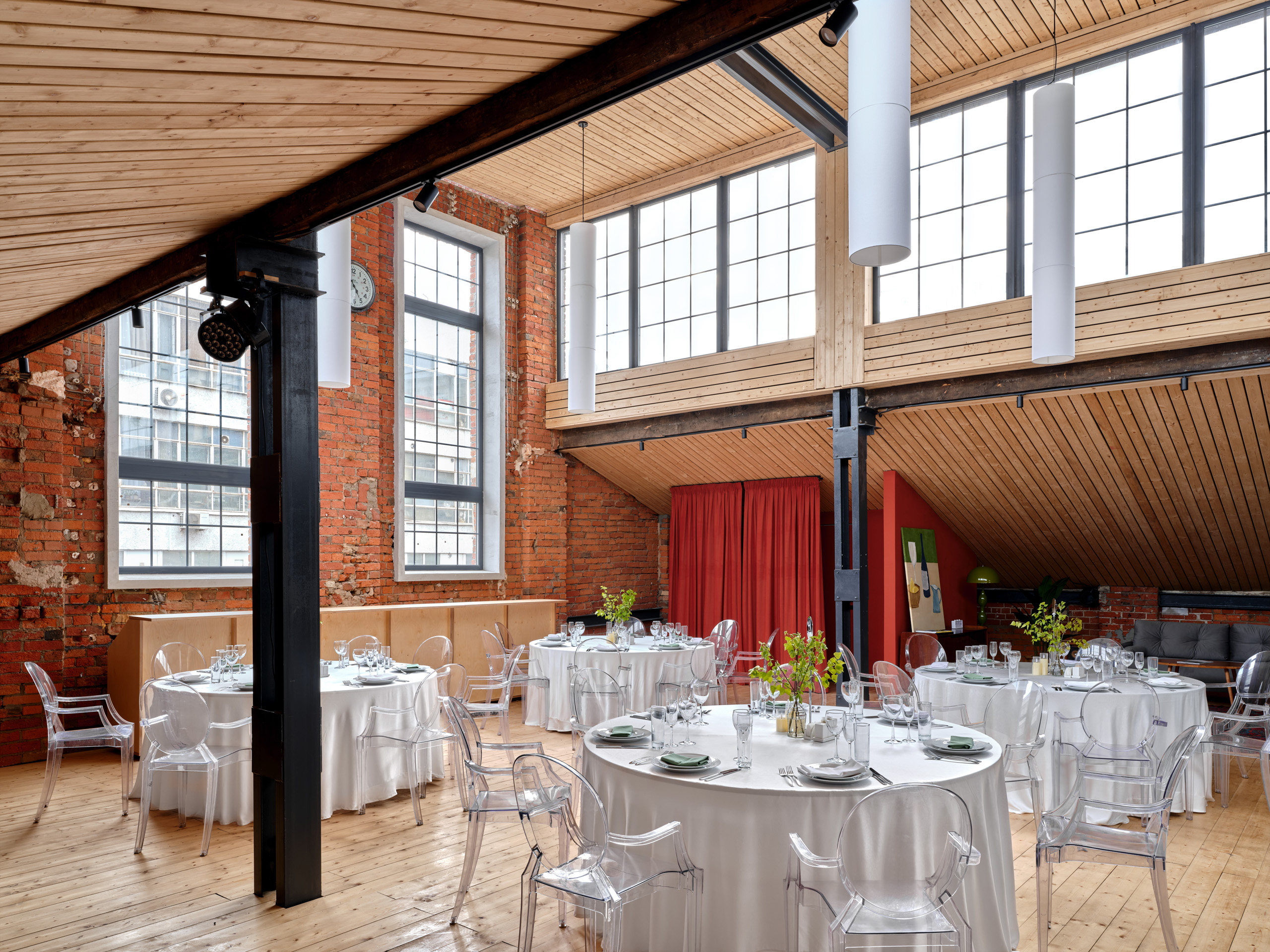 Фотография 10 площадки Двухуровневый лофт с высокими потолками и панорамными окнами