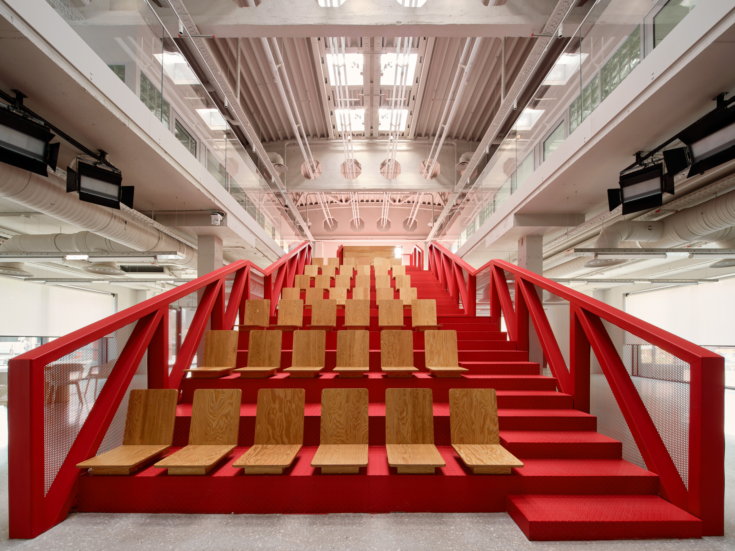 Фотография 1 площадки Инженерный Амфитеатр ДКС