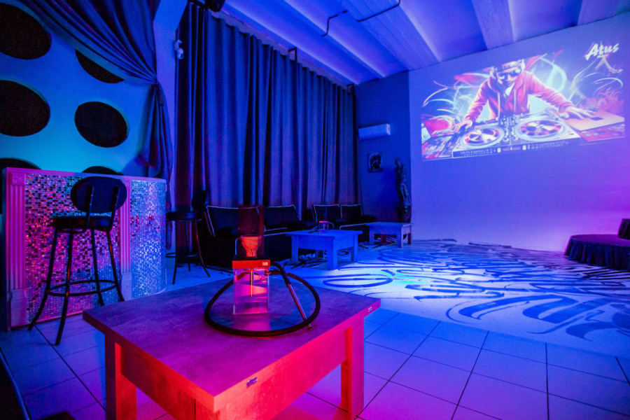 Фотография 4 площадки Лофт со сценой и большими панорамными окнами, 2 минуты от метро