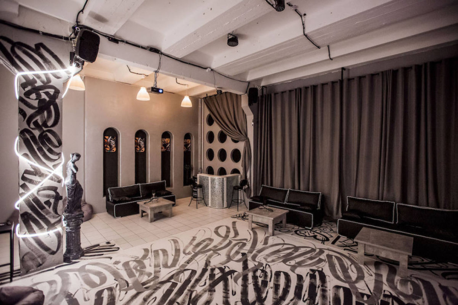 Фотография 7 площадки Лофт со сценой и большими панорамными окнами, 2 минуты от метро