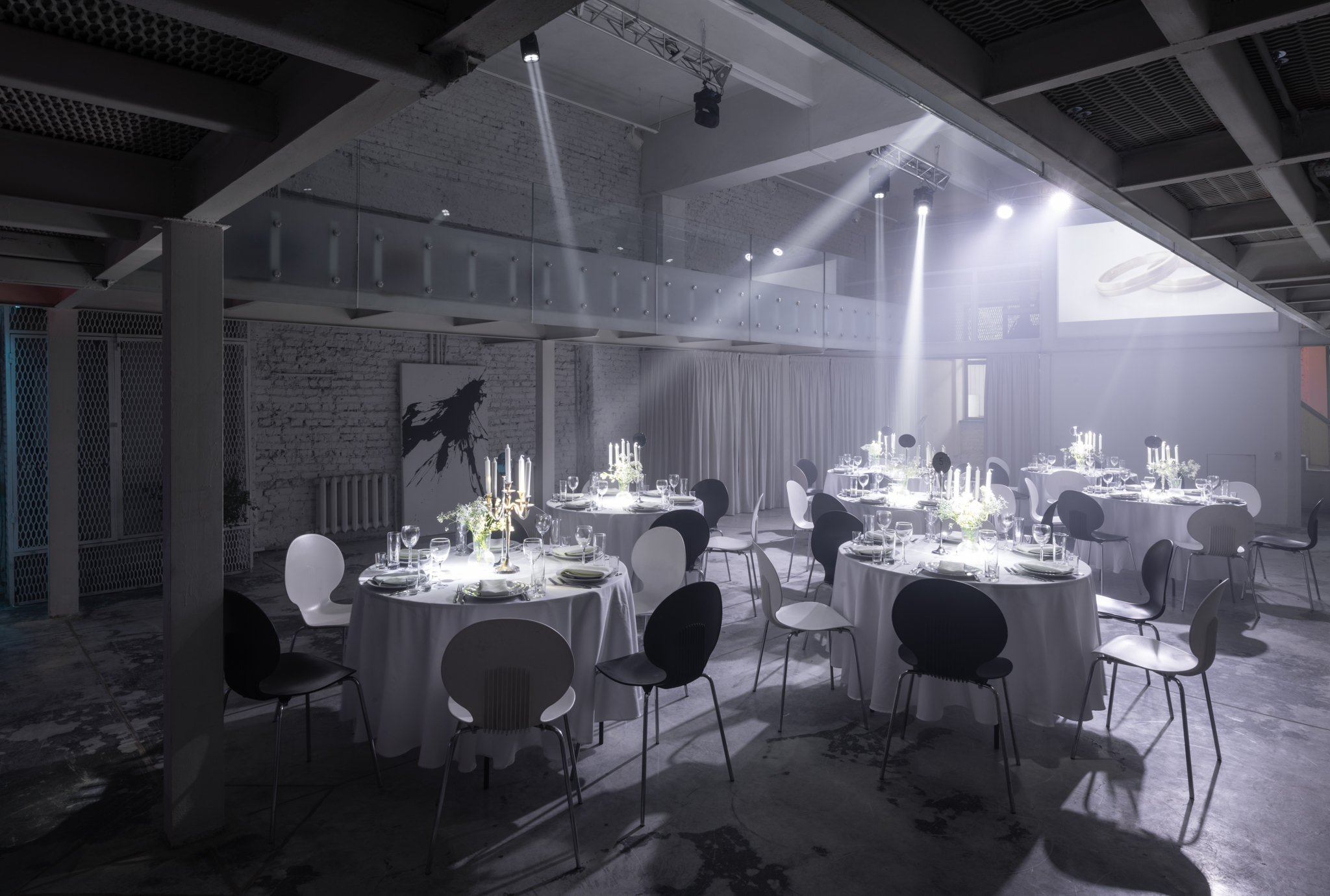 Фотография 3 площадки Двухуровневый белый футуристичный лофт