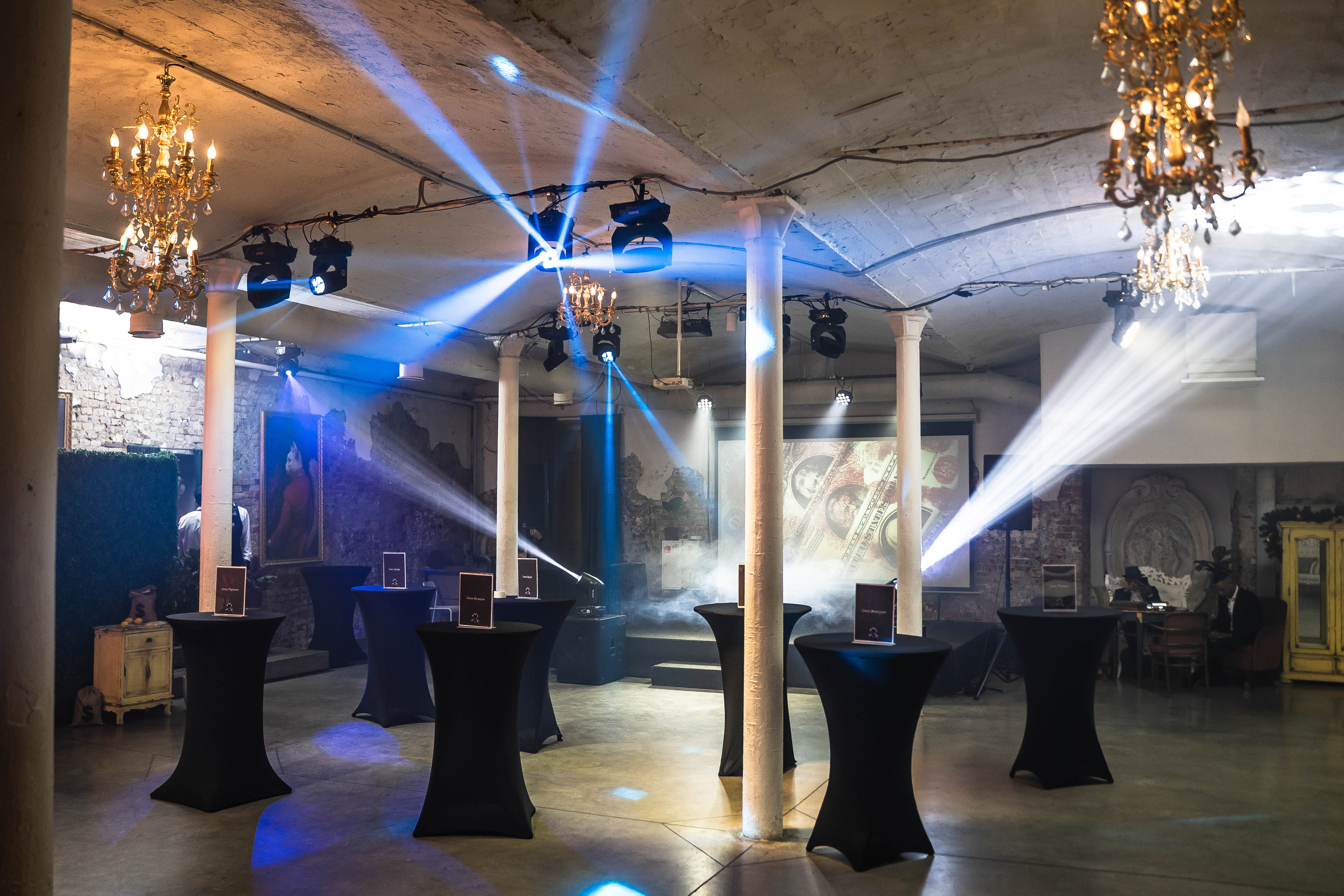 Фотография 5 площадки Лофт с хрустальными люстрами и роялем