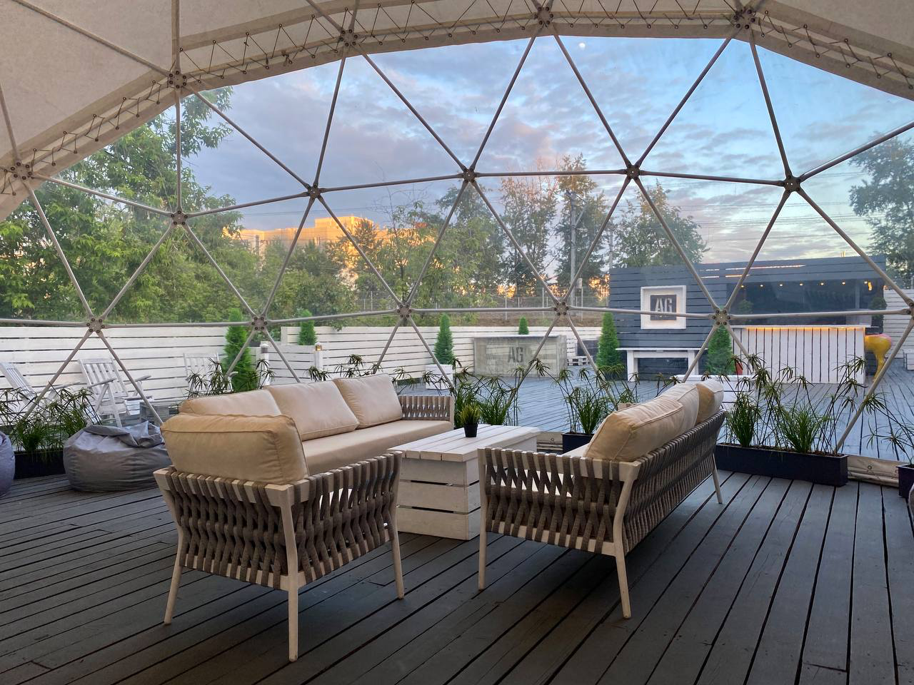 Фотография 5 площадки Приватная крыша-веранда со сферическим полупрозрачным шатром