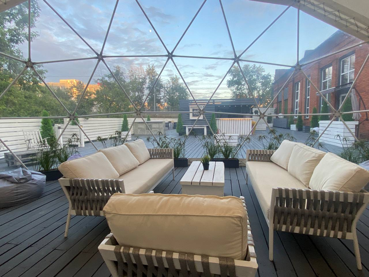 Фотография 4 площадки Приватная крыша-веранда со сферическим полупрозрачным шатром