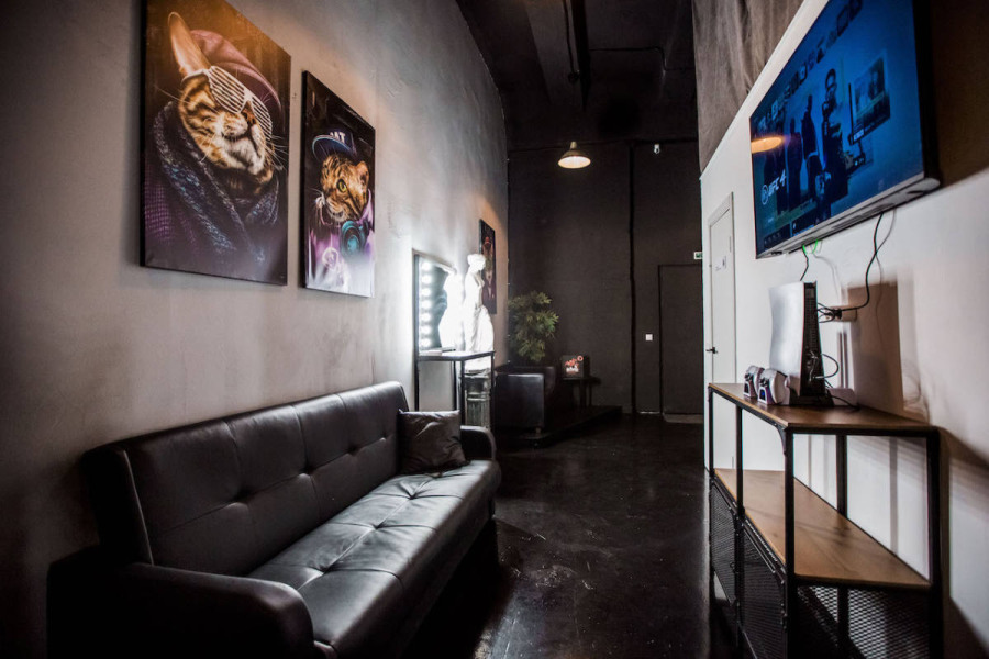 Фотография 6 площадки Лофт со сценой и большими панорамными окнами, 2 минуты от метро